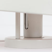 Poul Henningsenがデザインし、Louis Poulsen社から発表されたウォールランプ「PH ハット」直径30cmです。スチール製の半円形シェードは内側を淡いピンク色に仕上げ、点灯時には柔らかで温かみのある光を壁面に広げます。シンプルながら緻密に計算された光の効果はヘニングセンならではの魅力で、寝室や廊下、リビングの補助照明として最適です。1950年代に誕生したモデルは現在でも高く評価されており、ビンテージならではの風合いと希少性を備えています。元々は2サイズ展開で、本品は現行品には存在しない大サイズの希少モデルです。