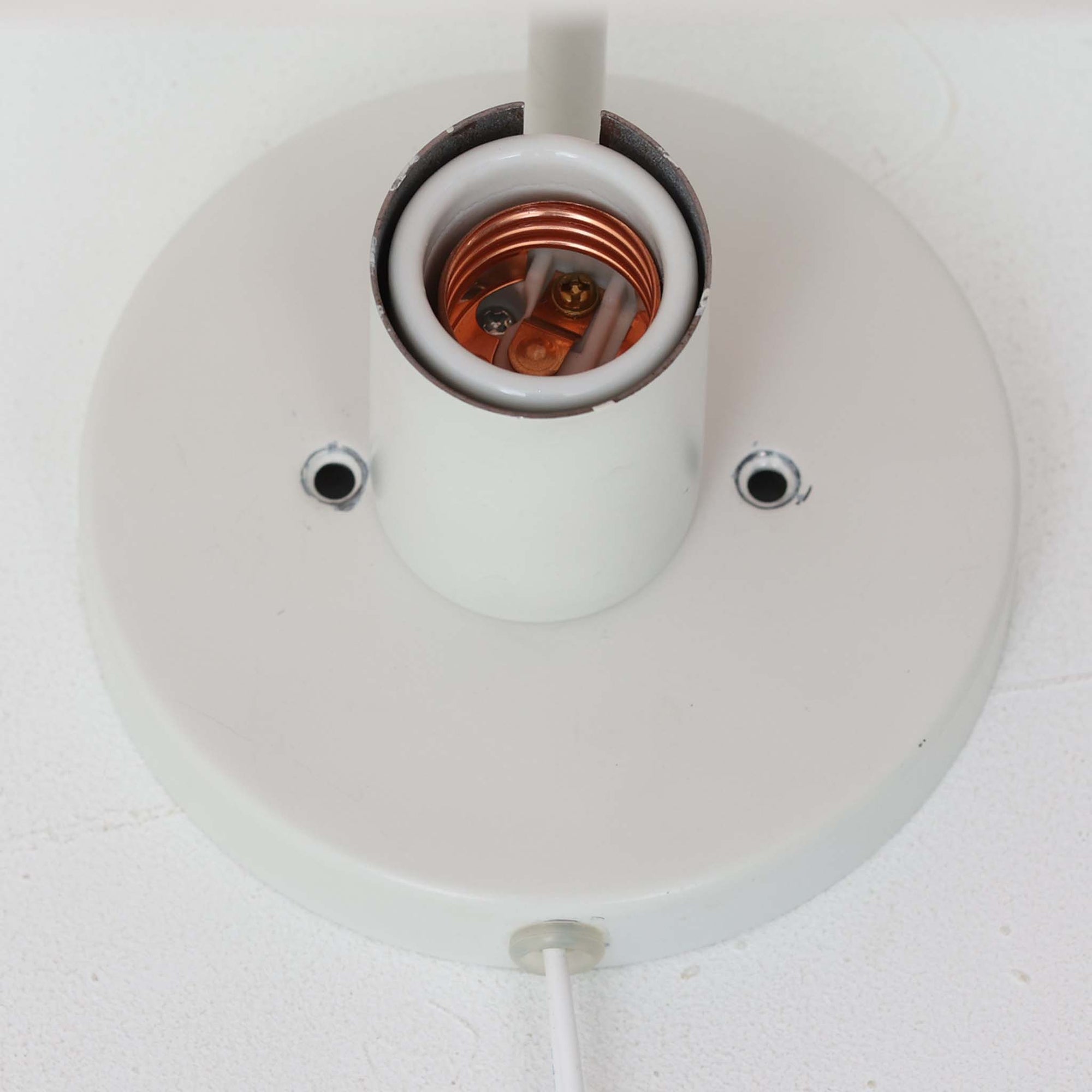 Poul Henningsenがデザインし、Louis Poulsen社から発表されたウォールランプ「PH ハット」直径30cmです。スチール製の半円形シェードは内側を淡いピンク色に仕上げ、点灯時には柔らかで温かみのある光を壁面に広げます。シンプルながら緻密に計算された光の効果はヘニングセンならではの魅力で、寝室や廊下、リビングの補助照明として最適です。1950年代に誕生したモデルは現在でも高く評価されており、ビンテージならではの風合いと希少性を備えています。元々は2サイズ展開で、本品は現行品には存在しない大サイズの希少モデルです。