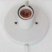 Poul Henningsenがデザインし、Louis Poulsen社から発表されたウォールランプ「PH ハット」直径30cmです。スチール製の半円形シェードは内側を淡いピンク色に仕上げ、点灯時には柔らかで温かみのある光を壁面に広げます。シンプルながら緻密に計算された光の効果はヘニングセンならではの魅力で、寝室や廊下、リビングの補助照明として最適です。1950年代に誕生したモデルは現在でも高く評価されており、ビンテージならではの風合いと希少性を備えています。元々は2サイズ展開で、本品は現行品には存在しない大サイズの希少モデルです。