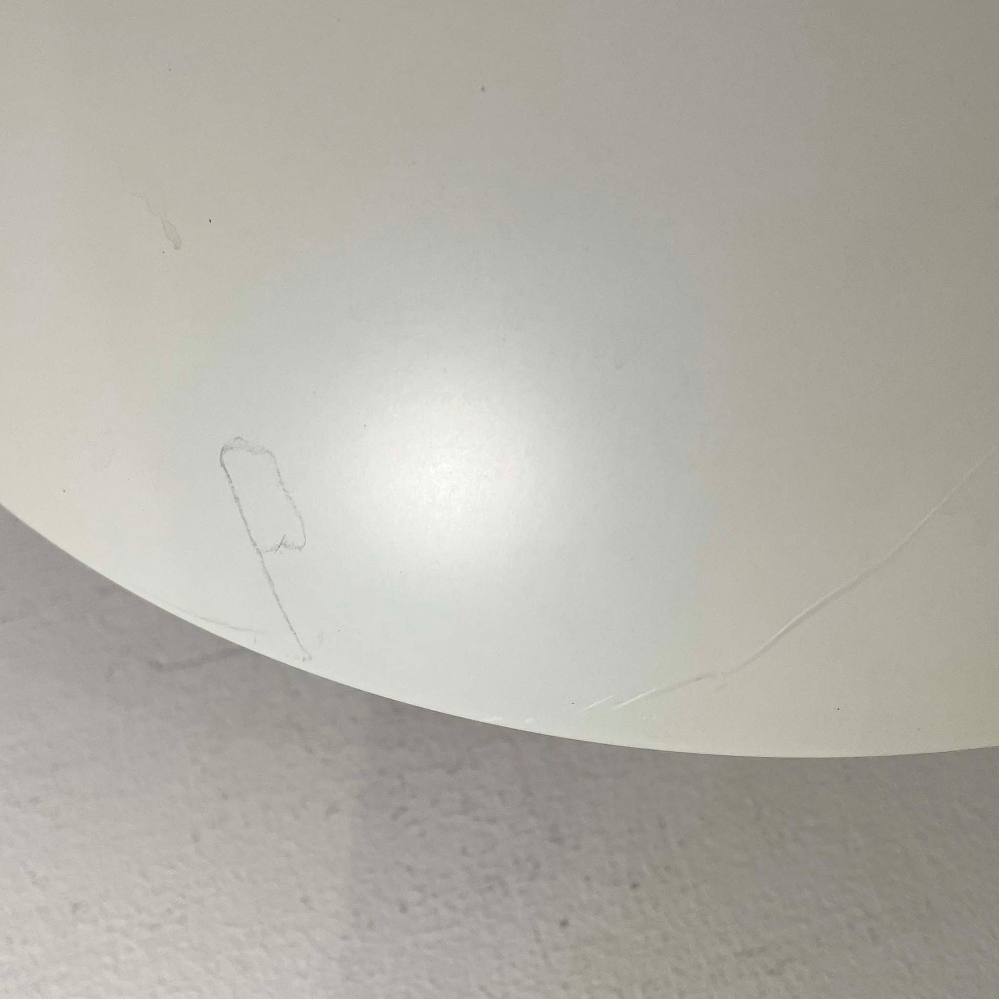 Poul Henningsenがデザインし、Louis Poulsen社から発表されたウォールランプ「PH ハット」直径30cmです。スチール製の半円形シェードは内側を淡いピンク色に仕上げ、点灯時には柔らかで温かみのある光を壁面に広げます。シンプルながら緻密に計算された光の効果はヘニングセンならではの魅力で、寝室や廊下、リビングの補助照明として最適です。1950年代に誕生したモデルは現在でも高く評価されており、ビンテージならではの風合いと希少性を備えています。元々は2サイズ展開で、本品は現行品には存在しない大サイズの希少モデルです。