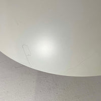 Poul Henningsenがデザインし、Louis Poulsen社から発表されたウォールランプ「PH ハット」直径30cmです。スチール製の半円形シェードは内側を淡いピンク色に仕上げ、点灯時には柔らかで温かみのある光を壁面に広げます。シンプルながら緻密に計算された光の効果はヘニングセンならではの魅力で、寝室や廊下、リビングの補助照明として最適です。1950年代に誕生したモデルは現在でも高く評価されており、ビンテージならではの風合いと希少性を備えています。元々は2サイズ展開で、本品は現行品には存在しない大サイズの希少モデルです。