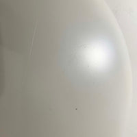 Poul Henningsenがデザインし、Louis Poulsen社から発表されたウォールランプ「PH ハット」直径30cmです。スチール製の半円形シェードは内側を淡いピンク色に仕上げ、点灯時には柔らかで温かみのある光を壁面に広げます。シンプルながら緻密に計算された光の効果はヘニングセンならではの魅力で、寝室や廊下、リビングの補助照明として最適です。1950年代に誕生したモデルは現在でも高く評価されており、ビンテージならではの風合いと希少性を備えています。元々は2サイズ展開で、本品は現行品には存在しない大サイズの希少モデルです。