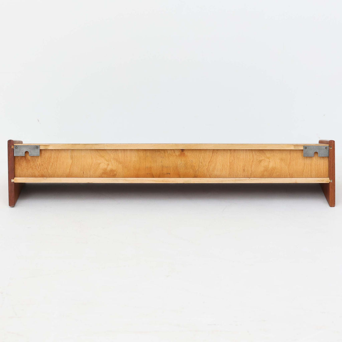 デンマークの家具メーカー、Aksel Kjersgaard（アクセル・キアスゴー）によるチーク無垢材のウォールシェルフです。無駄を削ぎ落とした直線的なデザインと、面取りされた角の柔らかさが美しく調和し、上質な北欧モダンを感じさせます。細やかな木目が際立つチーク無垢材は、経年とともに深みを増し、時間とともに味わいを楽しめます。本や小物をディスプレイするだけでなく、玄関や寝室の壁面収納としても便利。職人技が光る洗練されたシェルフです。