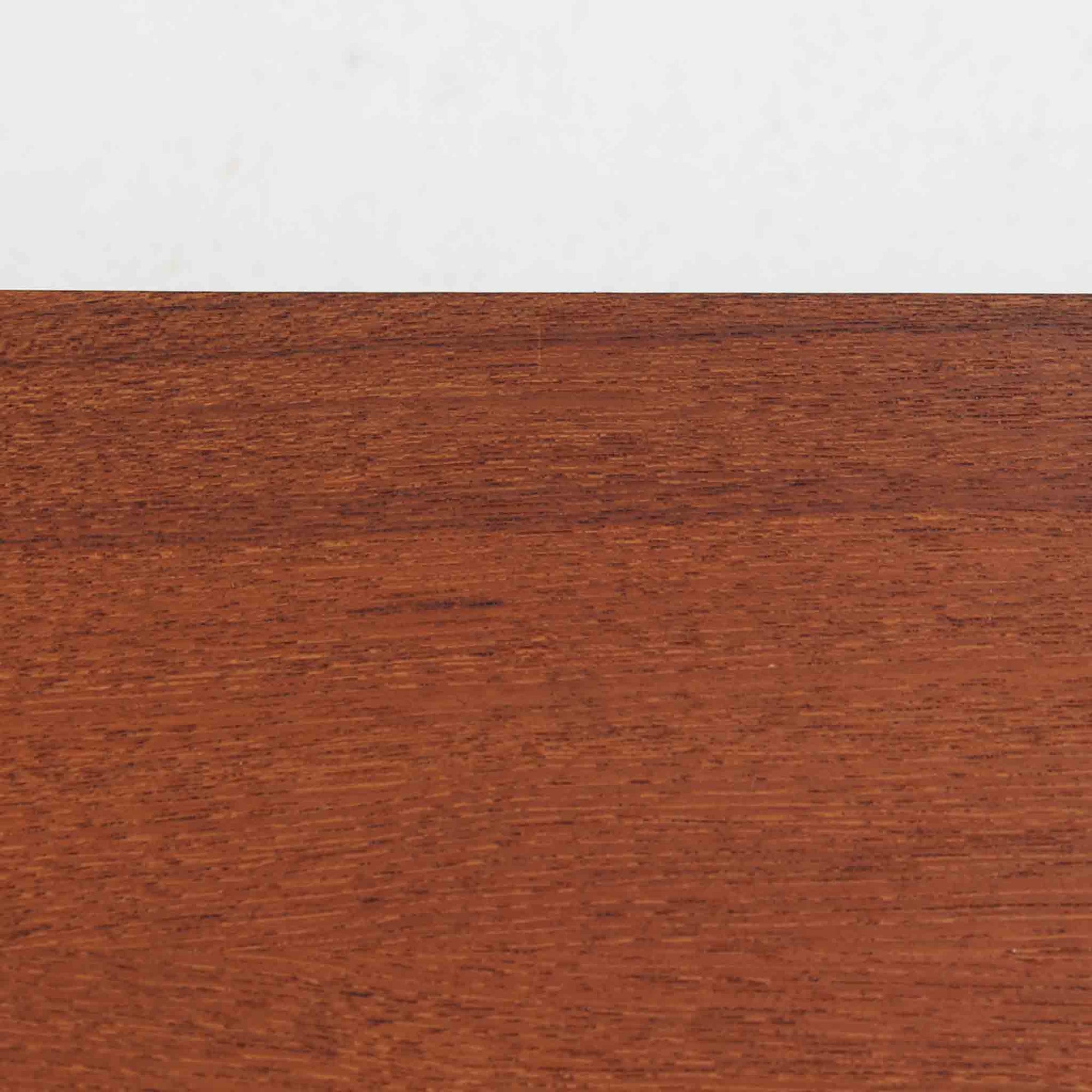 デンマークの家具メーカー、Aksel Kjersgaard（アクセル・キアスゴー）によるチーク無垢材のウォールシェルフです。無駄を削ぎ落とした直線的なデザインと、面取りされた角の柔らかさが美しく調和し、上質な北欧モダンを感じさせます。細やかな木目が際立つチーク無垢材は、経年とともに深みを増し、時間とともに味わいを楽しめます。本や小物をディスプレイするだけでなく、玄関や寝室の壁面収納としても便利。職人技が光る洗練されたシェルフです。