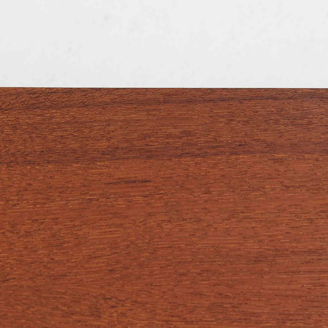 デンマークの家具メーカー、Aksel Kjersgaard（アクセル・キアスゴー）によるチーク無垢材のウォールシェルフです。無駄を削ぎ落とした直線的なデザインと、面取りされた角の柔らかさが美しく調和し、上質な北欧モダンを感じさせます。細やかな木目が際立つチーク無垢材は、経年とともに深みを増し、時間とともに味わいを楽しめます。本や小物をディスプレイするだけでなく、玄関や寝室の壁面収納としても便利。職人技が光る洗練されたシェルフです。