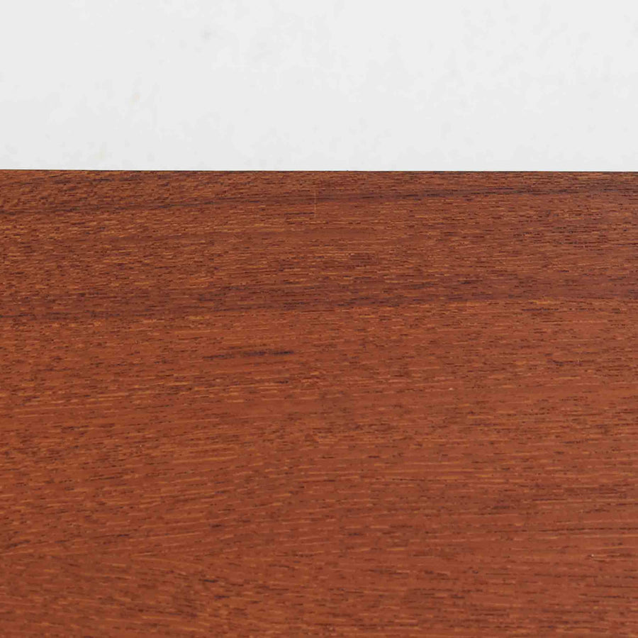 デンマークの家具メーカー、Aksel Kjersgaard（アクセル・キアスゴー）によるチーク無垢材のウォールシェルフです。無駄を削ぎ落とした直線的なデザインと、面取りされた角の柔らかさが美しく調和し、上質な北欧モダンを感じさせます。細やかな木目が際立つチーク無垢材は、経年とともに深みを増し、時間とともに味わいを楽しめます。本や小物をディスプレイするだけでなく、玄関や寝室の壁面収納としても便利。職人技が光る洗練されたシェルフです。