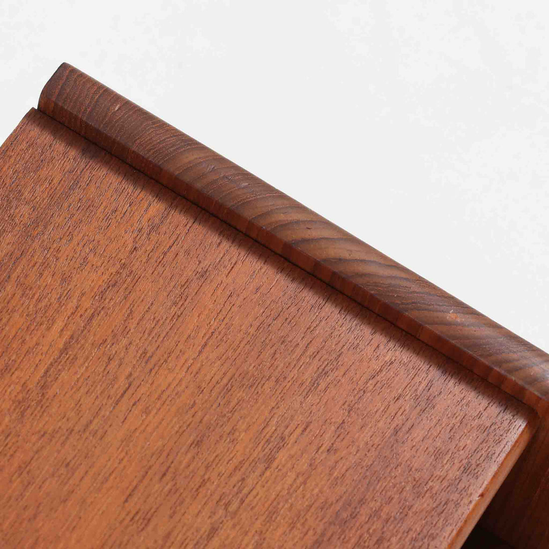 デンマークの家具メーカー、Aksel Kjersgaard（アクセル・キアスゴー）によるチーク無垢材のウォールシェルフです。無駄を削ぎ落とした直線的なデザインと、面取りされた角の柔らかさが美しく調和し、上質な北欧モダンを感じさせます。細やかな木目が際立つチーク無垢材は、経年とともに深みを増し、時間とともに味わいを楽しめます。本や小物をディスプレイするだけでなく、玄関や寝室の壁面収納としても便利。職人技が光る洗練されたシェルフです。