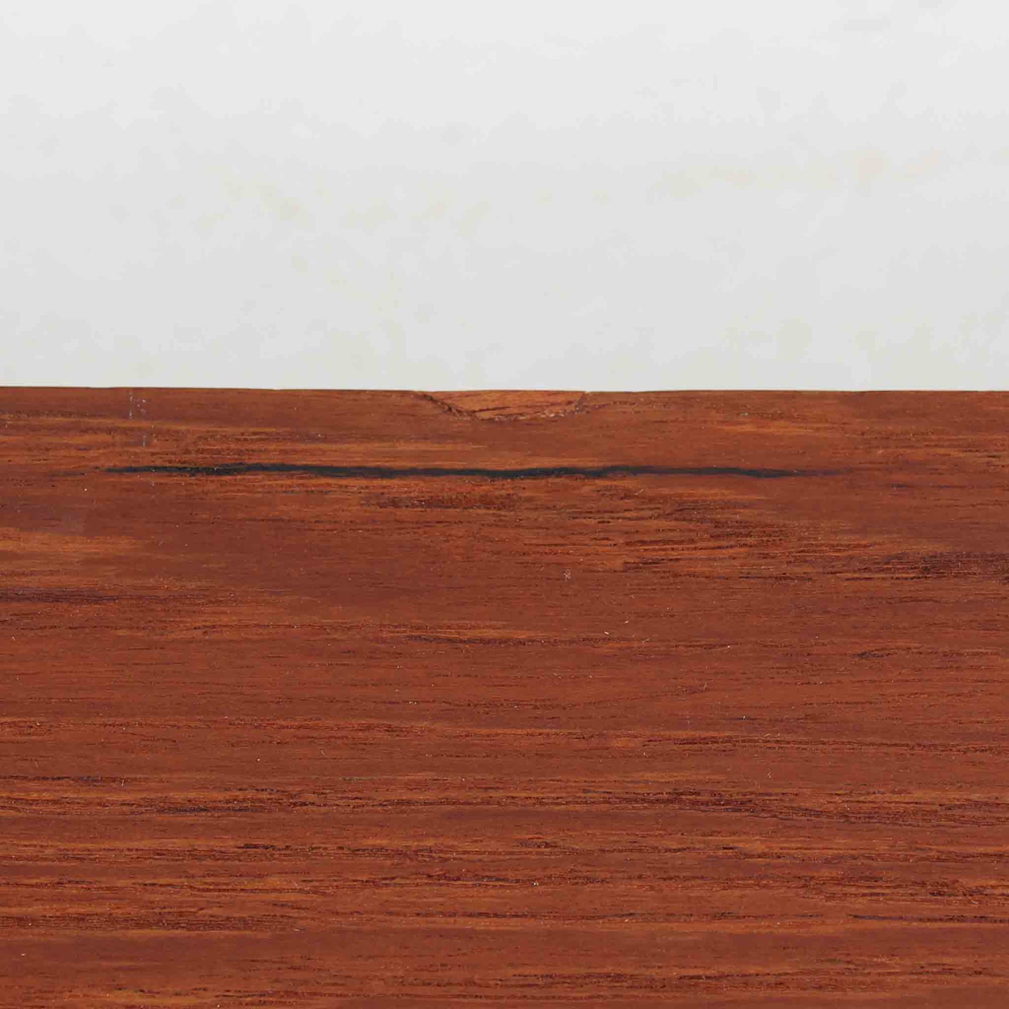 デンマークの家具メーカー、Aksel Kjersgaard（アクセル・キアスゴー）によるチーク無垢材のウォールシェルフです。無駄を削ぎ落とした直線的なデザインと、面取りされた角の柔らかさが美しく調和し、上質な北欧モダンを感じさせます。細やかな木目が際立つチーク無垢材は、経年とともに深みを増し、時間とともに味わいを楽しめます。本や小物をディスプレイするだけでなく、玄関や寝室の壁面収納としても便利。職人技が光る洗練されたシェルフです。