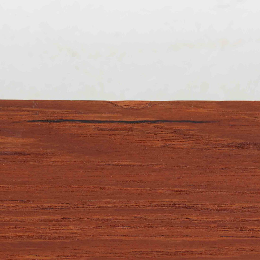 デンマークの家具メーカー、Aksel Kjersgaard（アクセル・キアスゴー）によるチーク無垢材のウォールシェルフです。無駄を削ぎ落とした直線的なデザインと、面取りされた角の柔らかさが美しく調和し、上質な北欧モダンを感じさせます。細やかな木目が際立つチーク無垢材は、経年とともに深みを増し、時間とともに味わいを楽しめます。本や小物をディスプレイするだけでなく、玄関や寝室の壁面収納としても便利。職人技が光る洗練されたシェルフです。