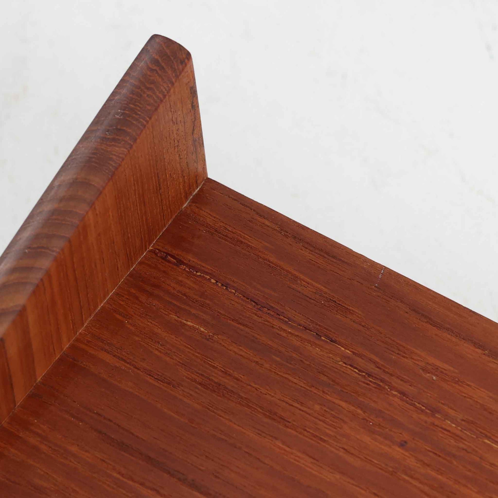 デンマークの家具メーカー、Aksel Kjersgaard（アクセル・キアスゴー）によるチーク無垢材のウォールシェルフです。無駄を削ぎ落とした直線的なデザインと、面取りされた角の柔らかさが美しく調和し、上質な北欧モダンを感じさせます。細やかな木目が際立つチーク無垢材は、経年とともに深みを増し、時間とともに味わいを楽しめます。本や小物をディスプレイするだけでなく、玄関や寝室の壁面収納としても便利。職人技が光る洗練されたシェルフです。