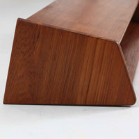 デンマークの家具メーカー、Aksel Kjersgaard（アクセル・キアスゴー）によるチーク無垢材のウォールシェルフです。無駄を削ぎ落とした直線的なデザインと、面取りされた角の柔らかさが美しく調和し、上質な北欧モダンを感じさせます。細やかな木目が際立つチーク無垢材は、経年とともに深みを増し、時間とともに味わいを楽しめます。本や小物をディスプレイするだけでなく、玄関や寝室の壁面収納としても便利。職人技が光る洗練されたシェルフです。