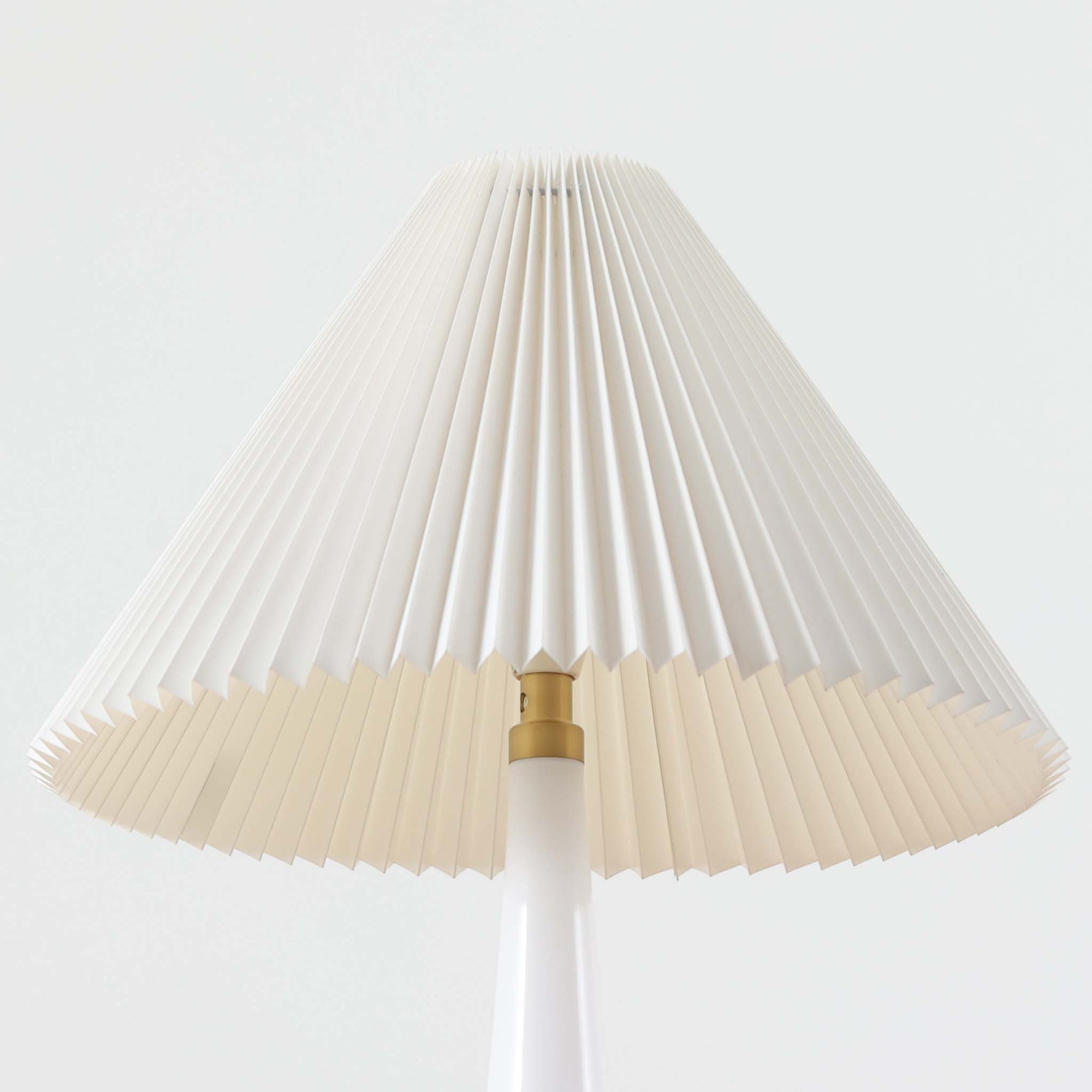 Esben KlintがLe Klintのためにデザインした「Model 311」テーブルランプです。高さ48cmの程よいサイズ感で、ガラスベースと真鍮パーツの組み合わせが美しい一品で、ベース部分はオリジナルです。シェードは後年に交換されたもので、LE KLINT社製のオリジナルではございませんが、同様にプラスチックシートを用いて製作されており、雰囲気を損なうことなく調和しています。点灯時には柔らかな光が広がり、落ち着いた雰囲気を演出。シンプルながらも存在感のあるデザインは、リビングやベッドサイドのアクセントとして最適です。デンマークデザインの伝統と職人技が息づくビンテージ照明です。