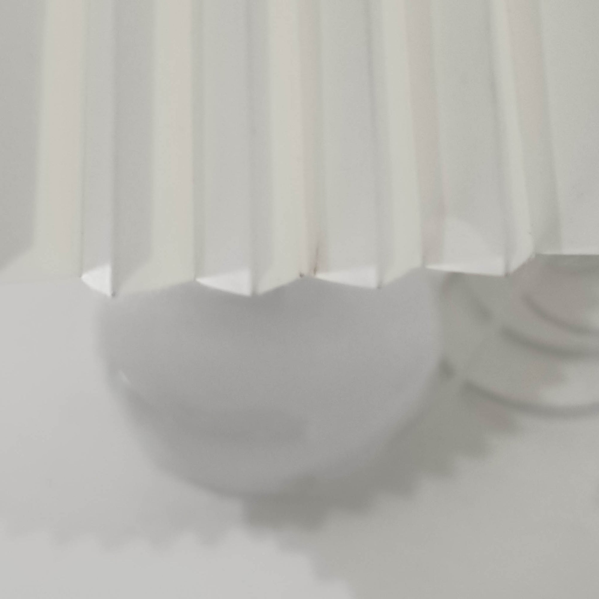 Esben KlintがLe Klintのためにデザインした「Model 311」テーブルランプです。高さ48cmの程よいサイズ感で、ガラスベースと真鍮パーツの組み合わせが美しい一品で、ベース部分はオリジナルです。シェードは後年に交換されたもので、LE KLINT社製のオリジナルではございませんが、同様にプラスチックシートを用いて製作されており、雰囲気を損なうことなく調和しています。点灯時には柔らかな光が広がり、落ち着いた雰囲気を演出。シンプルながらも存在感のあるデザインは、リビングやベッドサイドのアクセントとして最適です。デンマークデザインの伝統と職人技が息づくビンテージ照明です。