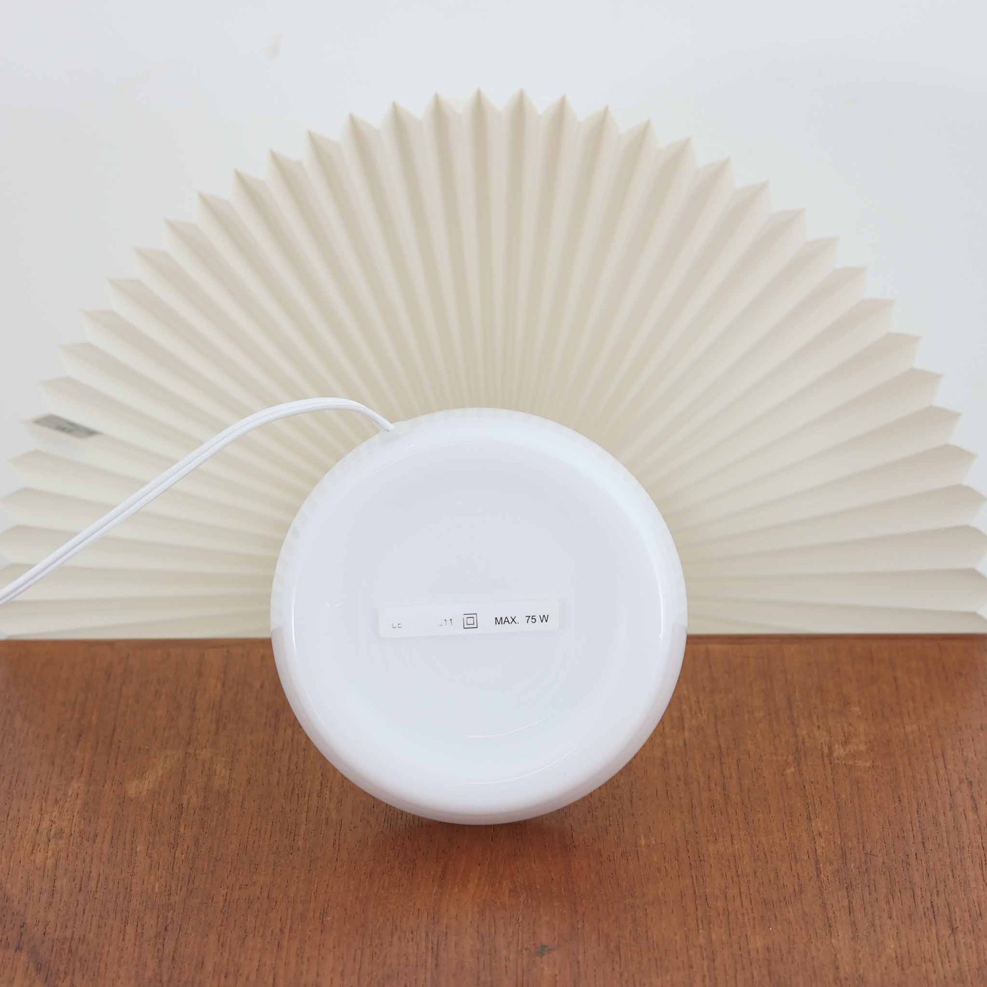 Esben KlintがLe Klintのためにデザインした「Model 311」テーブルランプです。高さ48cmの程よいサイズ感で、ガラスベースと真鍮パーツの組み合わせが美しい一品で、ベース部分はオリジナルです。シェードは後年に交換されたもので、LE KLINT社製のオリジナルではございませんが、同様にプラスチックシートを用いて製作されており、雰囲気を損なうことなく調和しています。点灯時には柔らかな光が広がり、落ち着いた雰囲気を演出。シンプルながらも存在感のあるデザインは、リビングやベッドサイドのアクセントとして最適です。デンマークデザインの伝統と職人技が息づくビンテージ照明です。