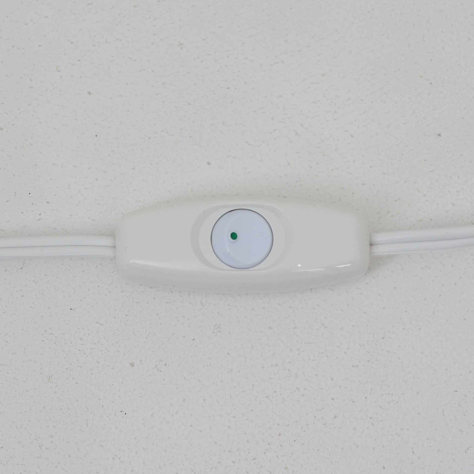 Esben KlintがLe Klintのためにデザインした「Model 311」テーブルランプです。高さ48cmの程よいサイズ感で、ガラスベースと真鍮パーツの組み合わせが美しい一品で、ベース部分はオリジナルです。シェードは後年に交換されたもので、LE KLINT社製のオリジナルではございませんが、同様にプラスチックシートを用いて製作されており、雰囲気を損なうことなく調和しています。点灯時には柔らかな光が広がり、落ち着いた雰囲気を演出。シンプルながらも存在感のあるデザインは、リビングやベッドサイドのアクセントとして最適です。デンマークデザインの伝統と職人技が息づくビンテージ照明です。