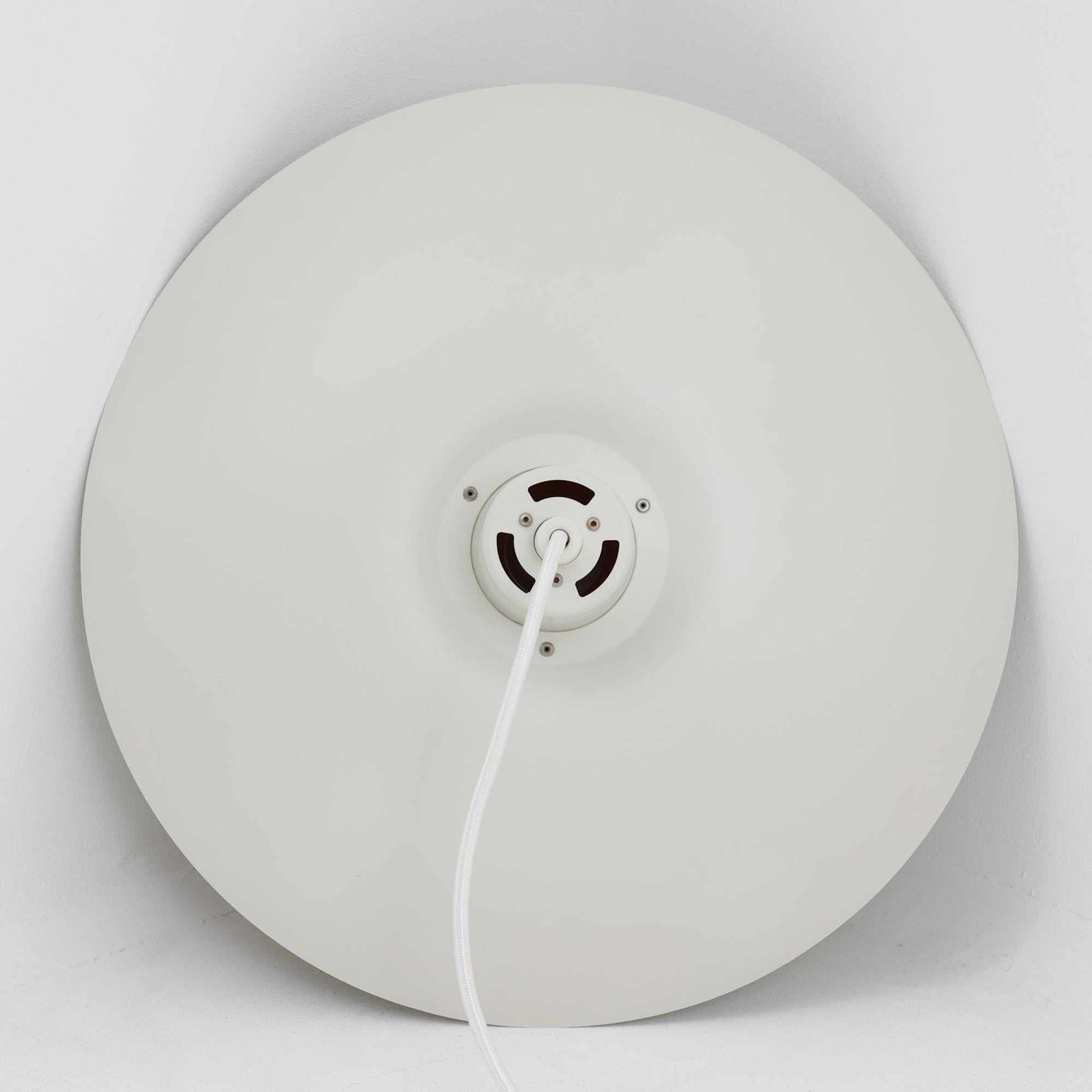 北欧より買い付けたLouis Poulsen社製「PH4」は、Poul Henningsenによる名作照明で、直径40cmの程よいサイズとアルミの軽やかな質感が魅力です。PH5と並ぶ人気を誇り、3枚シェード構造が光を柔らかく拡散し落ち着いた空間を演出します。経年の風合いも楽しめ、ダイニングやリビング、書斎や寝室まで幅広く活躍するビンテージ品です。