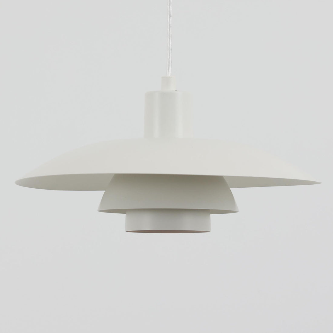 北欧より買い付けたLouis Poulsen社製「PH4」は、Poul Henningsenによる名作照明で、直径40cmの程よいサイズとアルミの軽やかな質感が魅力です。PH5と並ぶ人気を誇り、3枚シェード構造が光を柔らかく拡散し落ち着いた空間を演出します。経年の風合いも楽しめ、ダイニングやリビング、書斎や寝室まで幅広く活躍するビンテージ品です。