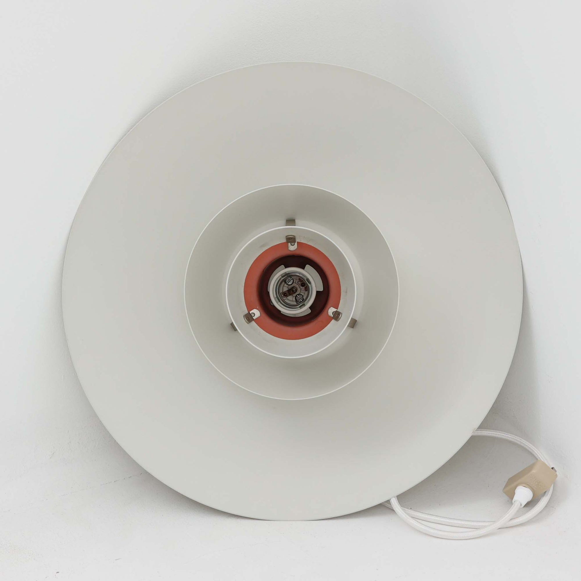 北欧より買い付けたLouis Poulsen社製「PH4」は、Poul Henningsenによる名作照明で、直径40cmの程よいサイズとアルミの軽やかな質感が魅力です。PH5と並ぶ人気を誇り、3枚シェード構造が光を柔らかく拡散し落ち着いた空間を演出します。経年の風合いも楽しめ、ダイニングやリビング、書斎や寝室まで幅広く活躍するビンテージ品です。