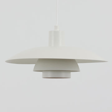 北欧より買い付けたLouis Poulsen社製「PH4」は、Poul Henningsenによる名作照明で、直径40cmの程よいサイズとアルミの軽やかな質感が魅力です。PH5と並ぶ人気を誇り、3枚シェード構造が光を柔らかく拡散し落ち着いた空間を演出します。経年の風合いも楽しめ、ダイニングやリビング、書斎や寝室まで幅広く活躍するビンテージ品です。
