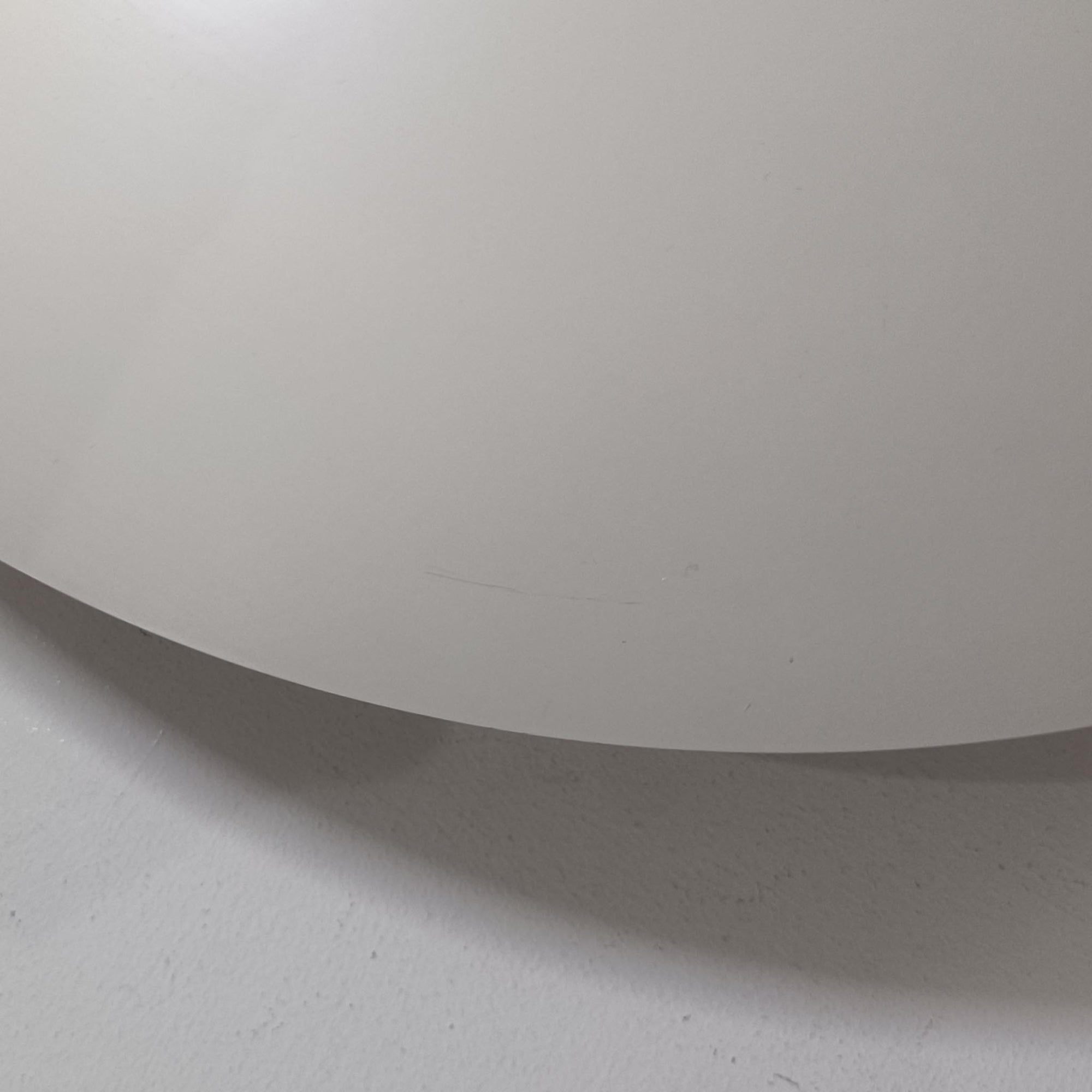 北欧より買い付けたLouis Poulsen社製「PH4」は、Poul Henningsenによる名作照明で、直径40cmの程よいサイズとアルミの軽やかな質感が魅力です。PH5と並ぶ人気を誇り、3枚シェード構造が光を柔らかく拡散し落ち着いた空間を演出します。経年の風合いも楽しめ、ダイニングやリビング、書斎や寝室まで幅広く活躍するビンテージ品です。