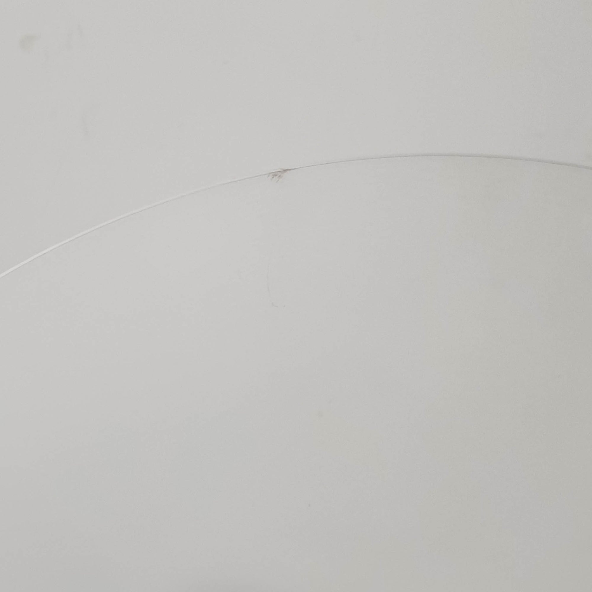 北欧より買い付けたLouis Poulsen社製「PH4」は、Poul Henningsenによる名作照明で、直径40cmの程よいサイズとアルミの軽やかな質感が魅力です。PH5と並ぶ人気を誇り、3枚シェード構造が光を柔らかく拡散し落ち着いた空間を演出します。経年の風合いも楽しめ、ダイニングやリビング、書斎や寝室まで幅広く活躍するビンテージ品です。