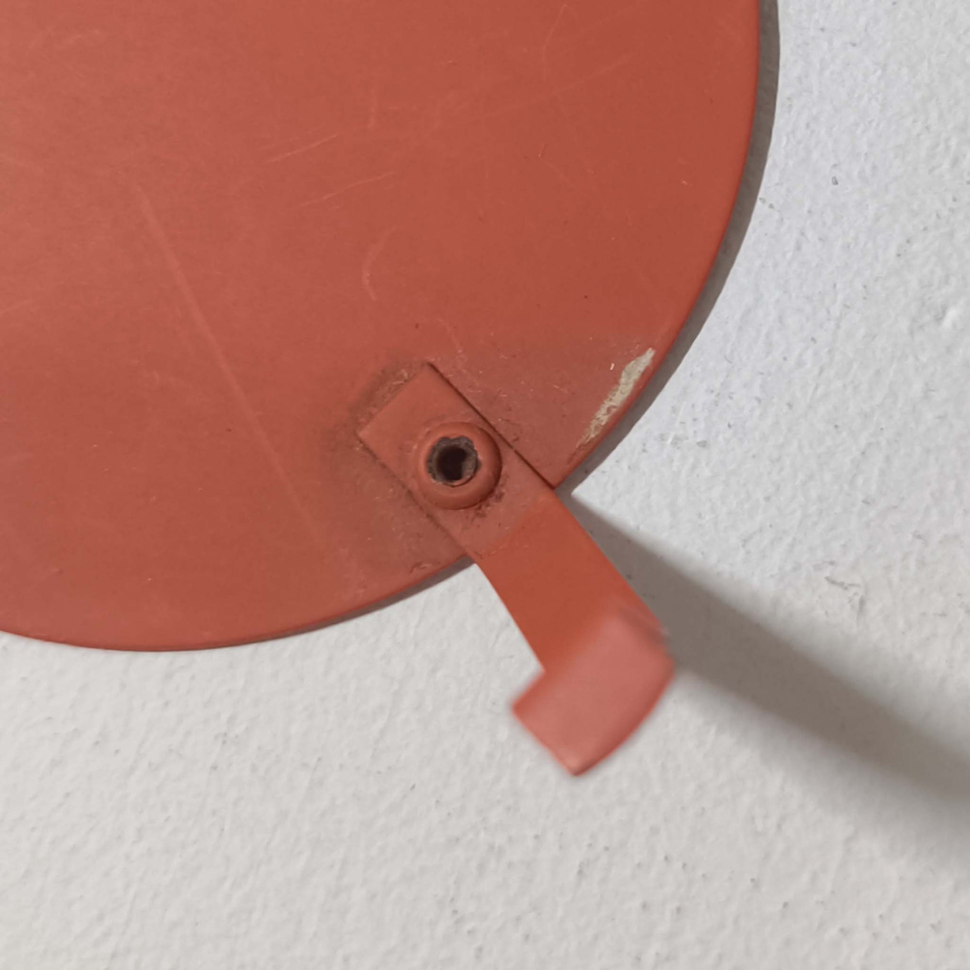 北欧より買い付けたLouis Poulsen社製「PH4」は、Poul Henningsenによる名作照明で、直径40cmの程よいサイズとアルミの軽やかな質感が魅力です。PH5と並ぶ人気を誇り、3枚シェード構造が光を柔らかく拡散し落ち着いた空間を演出します。経年の風合いも楽しめ、ダイニングやリビング、書斎や寝室まで幅広く活躍するビンテージ品です。