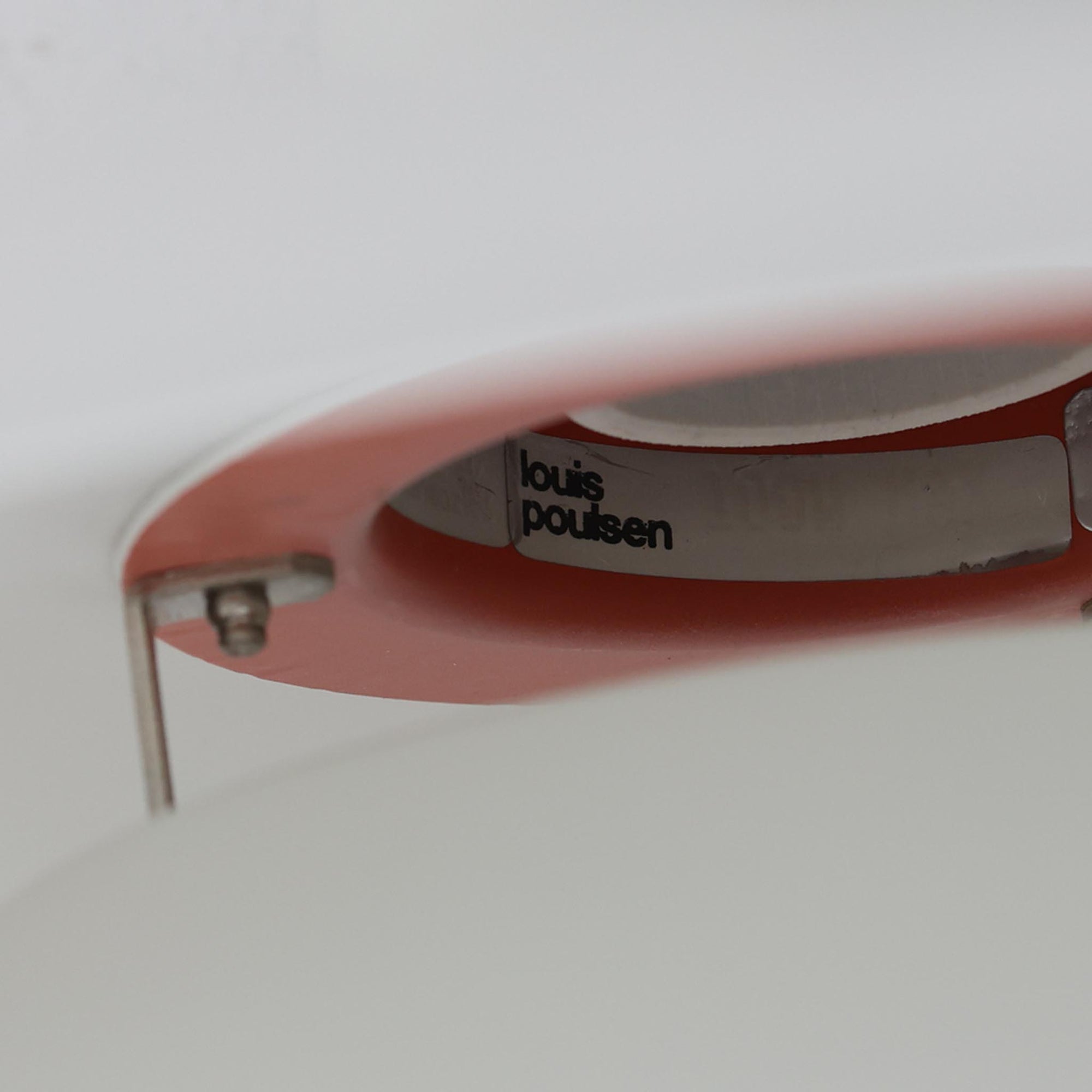 北欧より買い付けたLouis Poulsen社製「PH4」は、Poul Henningsenによる名作照明で、直径40cmの程よいサイズとアルミの軽やかな質感が魅力です。PH5と並ぶ人気を誇り、3枚シェード構造が光を柔らかく拡散し落ち着いた空間を演出します。経年の風合いも楽しめ、ダイニングやリビング、書斎や寝室まで幅広く活躍するビンテージ品です。