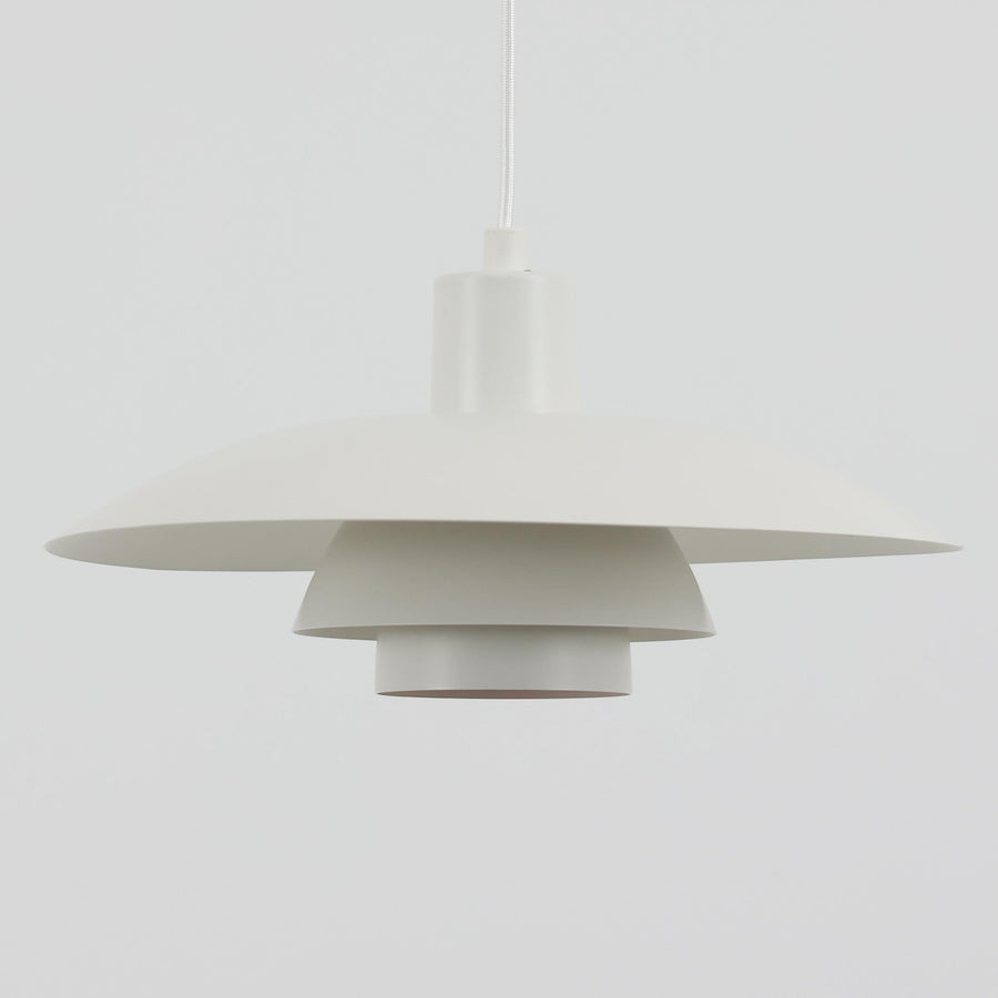 北欧より買い付けたLouis Poulsen社製「PH4」は、Poul Henningsenによる名作照明で、直径40cmの程よいサイズとアルミの軽やかな質感が魅力です。PH5と並ぶ人気を誇り、3枚シェード構造が光を柔らかく拡散し落ち着いた空間を演出します。経年の風合いも楽しめ、ダイニングやリビング、書斎や寝室まで幅広く活躍するビンテージ品です。