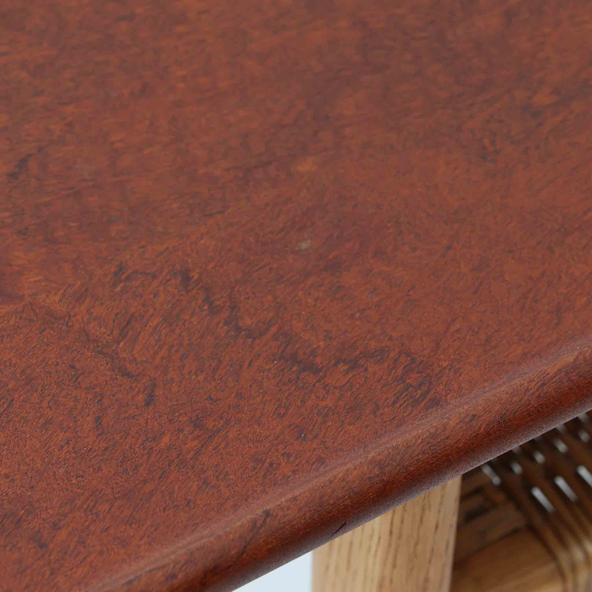 Hans J. WegnerがAndreas Tuckのために手掛けたAT10センターテーブルは、チーク材の天板にオーク材のフレーム、ラタン張りの棚板を組み合わせた、素材使いの美しさが際立つ北欧ビンテージの名作です。直線を基調とした端正なプロポーションの中に、天板縁のやわらかな丸みや、軽やかに抜け感を生むラタン棚が配され、視覚的にも圧迫感のない佇まいに仕上げられています。幅160cmのゆとりあるサイズはリビングの主役として使いやすく、雑誌や小物を収納できる実用性も備え、経年変化により深みを増した木肌が空間に上質な落ち着きをもたらします。なお、天板には反りがあり、大きめのへこみも見られるため、その点を考慮した価格設定としておりますが、ご使用には問題なく、ビンテージならではの風合いとしてご理解いただける方におすすめの一台です。