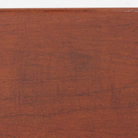 Hans J. WegnerがAndreas Tuckのために手掛けたAT10センターテーブルは、チーク材の天板にオーク材のフレーム、ラタン張りの棚板を組み合わせた、素材使いの美しさが際立つ北欧ビンテージの名作です。直線を基調とした端正なプロポーションの中に、天板縁のやわらかな丸みや、軽やかに抜け感を生むラタン棚が配され、視覚的にも圧迫感のない佇まいに仕上げられています。幅160cmのゆとりあるサイズはリビングの主役として使いやすく、雑誌や小物を収納できる実用性も備え、経年変化により深みを増した木肌が空間に上質な落ち着きをもたらします。なお、天板には反りがあり、大きめのへこみも見られるため、その点を考慮した価格設定としておりますが、ご使用には問題なく、ビンテージならではの風合いとしてご理解いただける方におすすめの一台です。