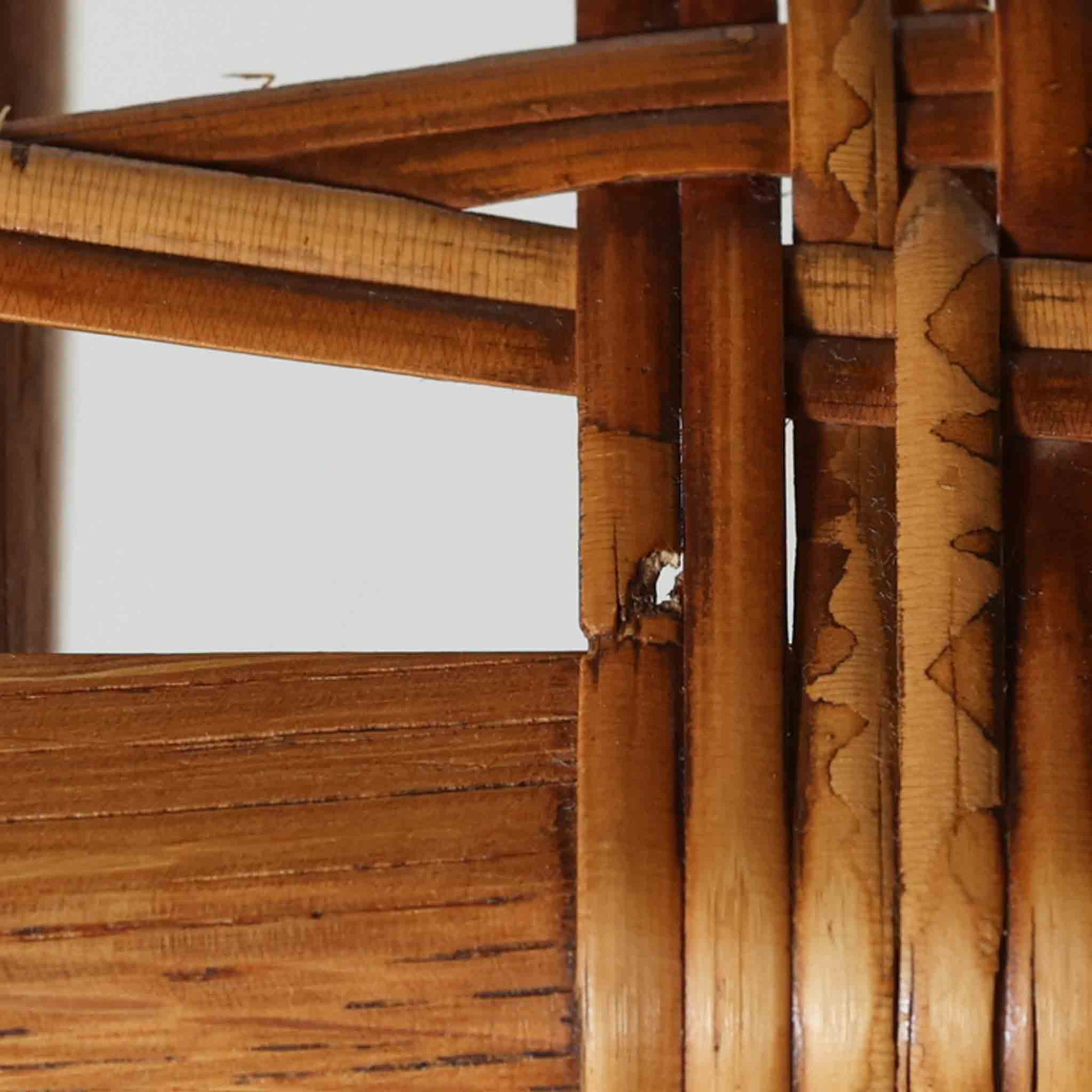 Hans J. WegnerがAndreas Tuckのために手掛けたAT10センターテーブルは、チーク材の天板にオーク材のフレーム、ラタン張りの棚板を組み合わせた、素材使いの美しさが際立つ北欧ビンテージの名作です。直線を基調とした端正なプロポーションの中に、天板縁のやわらかな丸みや、軽やかに抜け感を生むラタン棚が配され、視覚的にも圧迫感のない佇まいに仕上げられています。幅160cmのゆとりあるサイズはリビングの主役として使いやすく、雑誌や小物を収納できる実用性も備え、経年変化により深みを増した木肌が空間に上質な落ち着きをもたらします。なお、天板には反りがあり、大きめのへこみも見られるため、その点を考慮した価格設定としておりますが、ご使用には問題なく、ビンテージならではの風合いとしてご理解いただける方におすすめの一台です。