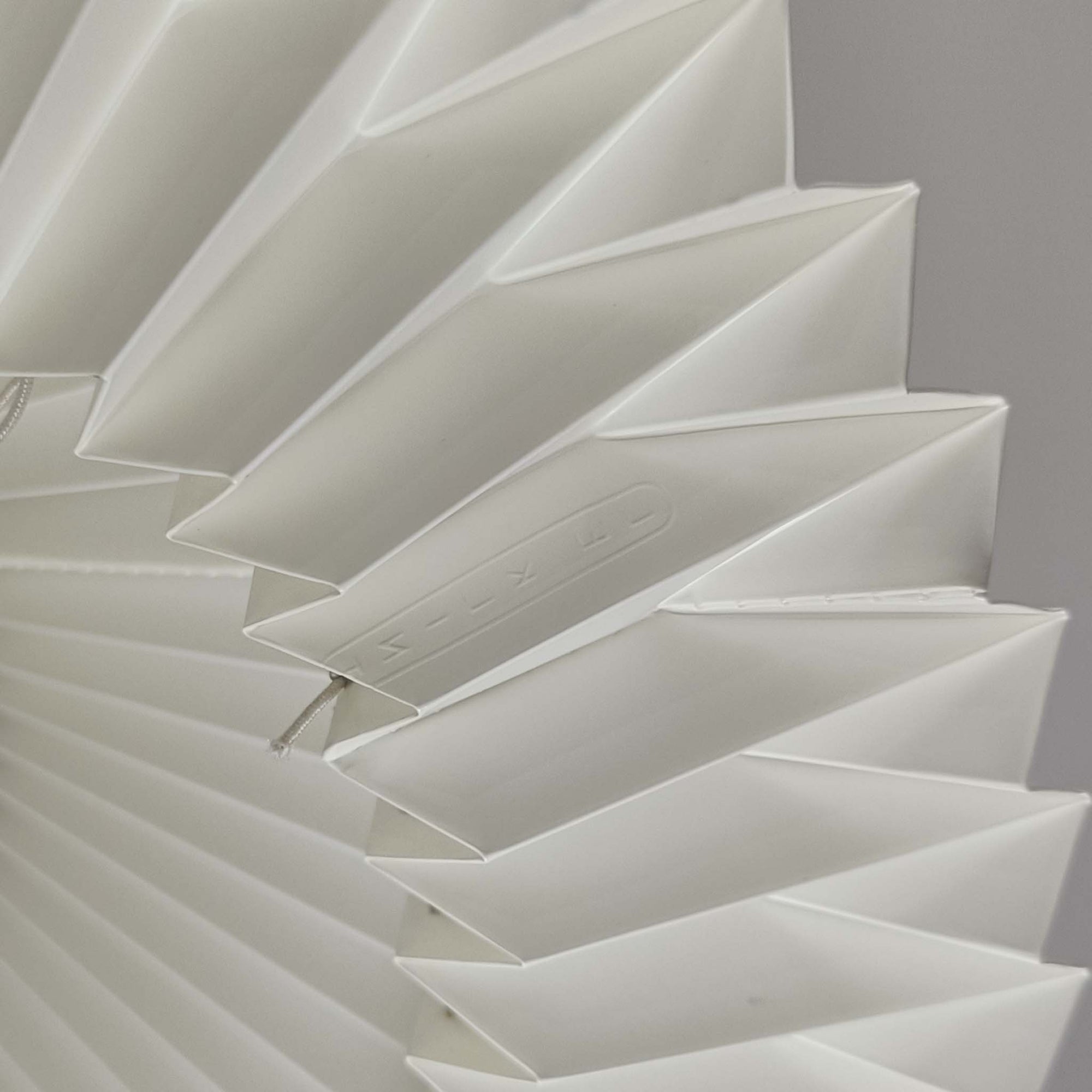 Esben Klintによるデザインで、Le Klint（レ・クリント）より発表されたテーブルランプModel 319です。真鍮とスチールを組み合わせた構造は、堅牢さと洗練された印象を兼ね備え、ハンドメイドのプリーツシェードが柔らかい光を拡散します。高さ75cmの程よいサイズ感とクロスバー構造による可動性が特徴で、デスクやリビングでの読書灯としても実用的です。経年による真鍮の風合いがビンテージらしい魅力を引き立て、空間にクラシカルで上質な雰囲気をもたらします。