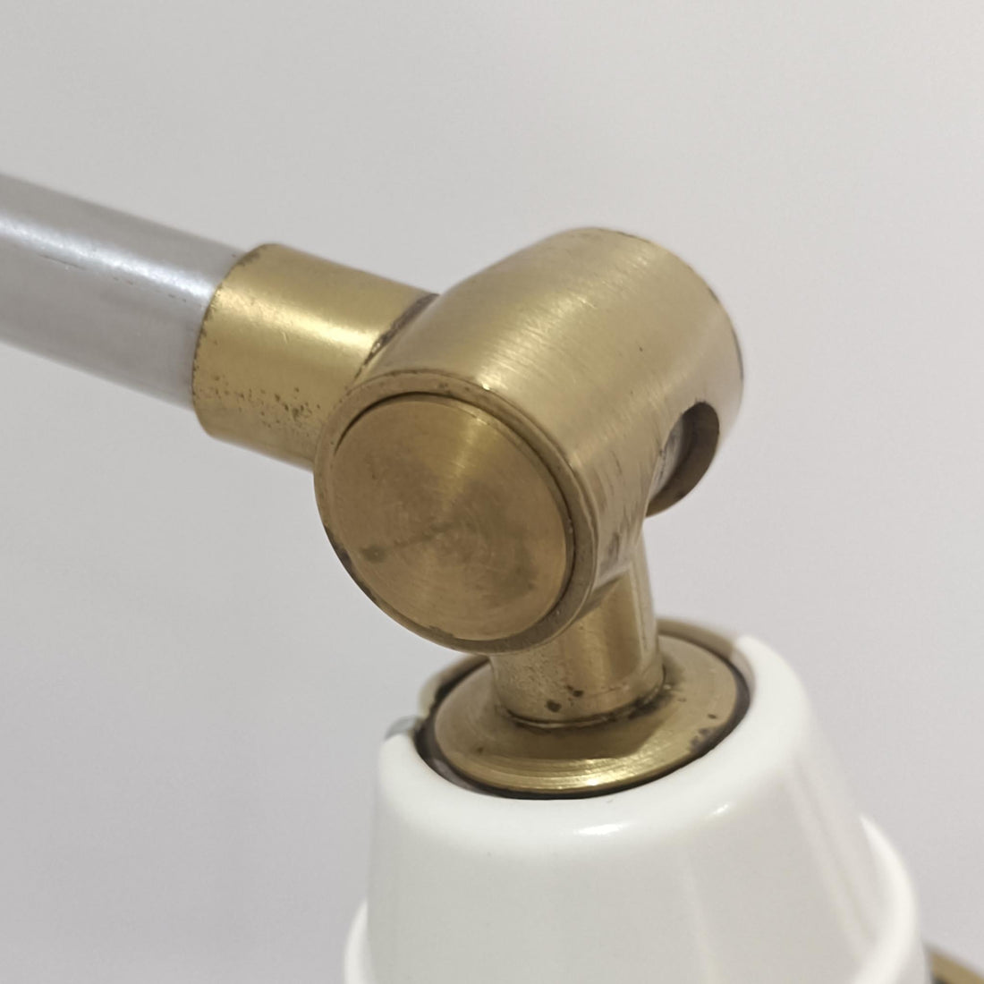 Esben Klintによるデザインで、Le Klint（レ・クリント）より発表されたテーブルランプModel 319です。真鍮とスチールを組み合わせた構造は、堅牢さと洗練された印象を兼ね備え、ハンドメイドのプリーツシェードが柔らかい光を拡散します。高さ75cmの程よいサイズ感とクロスバー構造による可動性が特徴で、デスクやリビングでの読書灯としても実用的です。経年による真鍮の風合いがビンテージらしい魅力を引き立て、空間にクラシカルで上質な雰囲気をもたらします。