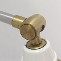 Esben Klintによるデザインで、Le Klint（レ・クリント）より発表されたテーブルランプModel 319です。真鍮とスチールを組み合わせた構造は、堅牢さと洗練された印象を兼ね備え、ハンドメイドのプリーツシェードが柔らかい光を拡散します。高さ75cmの程よいサイズ感とクロスバー構造による可動性が特徴で、デスクやリビングでの読書灯としても実用的です。経年による真鍮の風合いがビンテージらしい魅力を引き立て、空間にクラシカルで上質な雰囲気をもたらします。