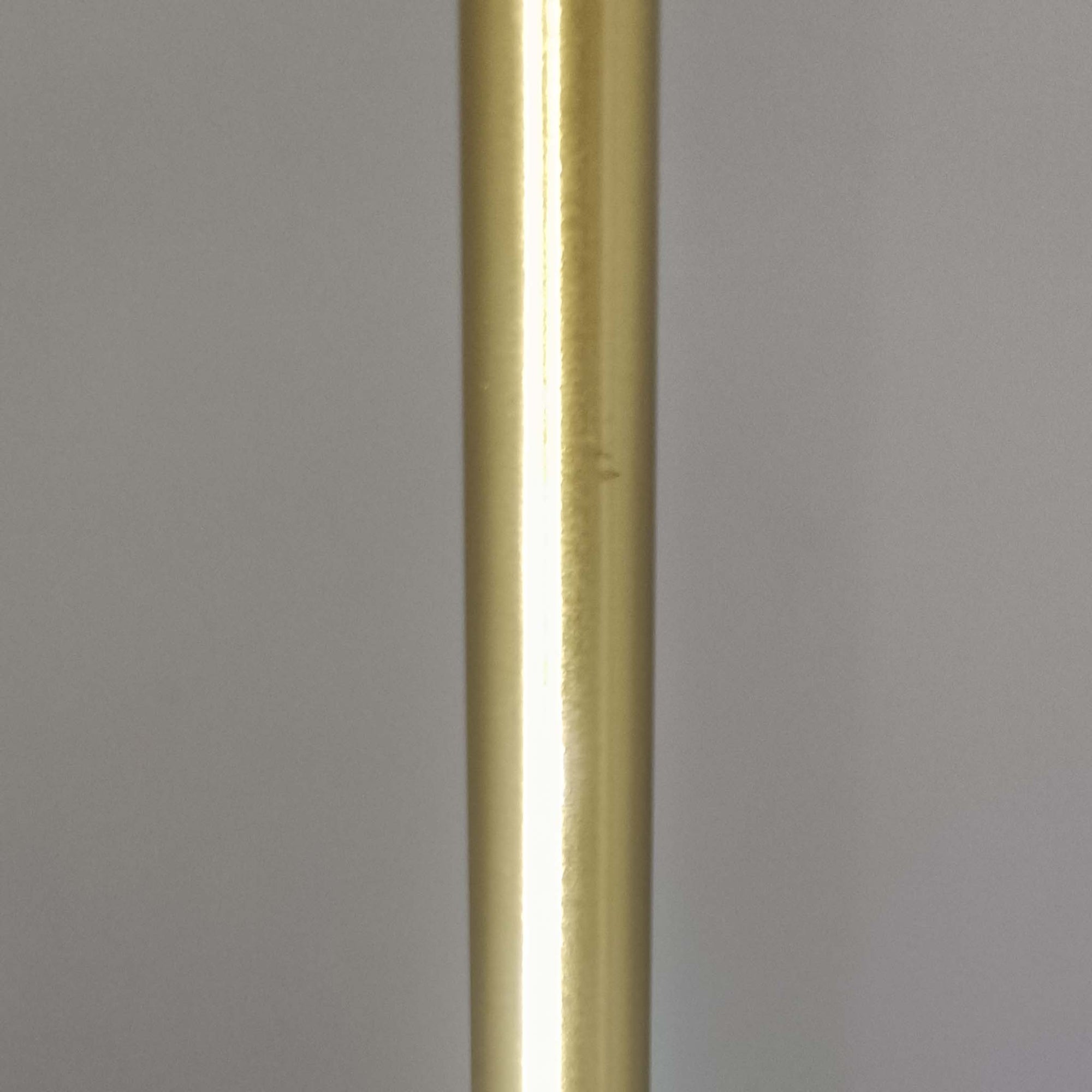 Aage Petersenによるデザインで、Le Klint社より発表されたモデル352のテーブルランプです。高さ62～85cmの昇降機能を備え、使用シーンに合わせて調整可能なのが魅力です。黒塗装のスチール支柱に真鍮パーツがアクセントとなり、プリーツ加工が美しい紙製シェードからは柔らかな光が広がります。特に点灯時にはシェードを透過して漏れる灯りが印象的で、空間を上品に演出します。現在は廃盤となっており、ビンテージ品のみ入手可能なモデルです。