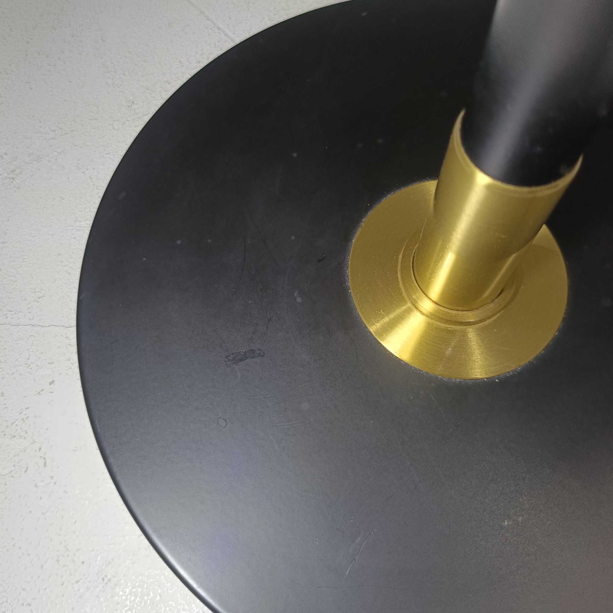 Aage Petersenによるデザインで、Le Klint社より発表されたモデル352のテーブルランプです。高さ62～85cmの昇降機能を備え、使用シーンに合わせて調整可能なのが魅力です。黒塗装のスチール支柱に真鍮パーツがアクセントとなり、プリーツ加工が美しい紙製シェードからは柔らかな光が広がります。特に点灯時にはシェードを透過して漏れる灯りが印象的で、空間を上品に演出します。現在は廃盤となっており、ビンテージ品のみ入手可能なモデルです。