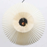 Aage Petersenによるデザインで、Le Klint社より発表されたモデル352のテーブルランプです。高さ62～85cmの昇降機能を備え、使用シーンに合わせて調整可能なのが魅力です。黒塗装のスチール支柱に真鍮パーツがアクセントとなり、プリーツ加工が美しい紙製シェードからは柔らかな光が広がります。特に点灯時にはシェードを透過して漏れる灯りが印象的で、空間を上品に演出します。現在は廃盤となっており、ビンテージ品のみ入手可能なモデルです。