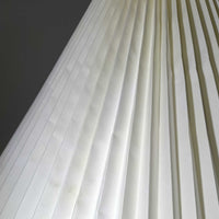 Aage Petersenによるデザインで、Le Klint社より発表されたモデル352のテーブルランプです。高さ62～85cmの昇降機能を備え、使用シーンに合わせて調整可能なのが魅力です。黒塗装のスチール支柱に真鍮パーツがアクセントとなり、プリーツ加工が美しい紙製シェードからは柔らかな光が広がります。特に点灯時にはシェードを透過して漏れる灯りが印象的で、空間を上品に演出します。現在は廃盤となっており、ビンテージ品のみ入手可能なモデルです。