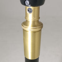 Aage Petersenによるデザインで、Le Klint社より発表されたモデル352のテーブルランプです。高さ62～85cmの昇降機能を備え、使用シーンに合わせて調整可能なのが魅力です。黒塗装のスチール支柱に真鍮パーツがアクセントとなり、プリーツ加工が美しい紙製シェードからは柔らかな光が広がります。特に点灯時にはシェードを透過して漏れる灯りが印象的で、空間を上品に演出します。現在は廃盤となっており、ビンテージ品のみ入手可能なモデルです。