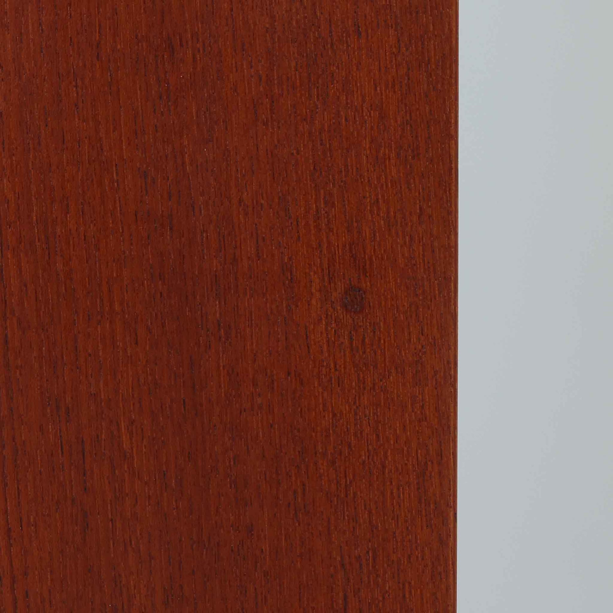 デンマークを代表するデザイナー、Borge Mogensen（ボーエ・モーエンセン）によるFDB社製のチーク材ブックシェルフです。無駄を削ぎ落とした直線的なフォルムと、シンプルで機能的なデザインがモーエンセンらしい魅力を感じさせます。棚板は高さ調整が可能で、収納するものに合わせて柔軟にレイアウトを変えることができます。チークの豊かな木目と深みのある色合いが上品な印象を与え、経年により増した艶や質感も味わい深い一点です。台輪部分までチーク材が使用された希少なタイプで、素材の統一感と高級感が際立ちます。リビングでの書籍収納はもちろん、オブジェや陶器を飾るディスプレイシェルフとしても活躍する北欧ビンテージ家具です。