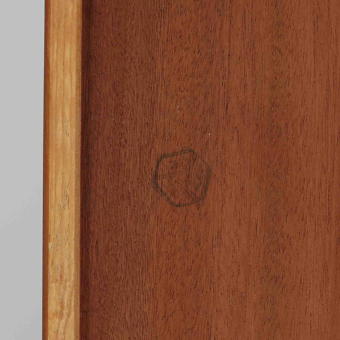 デンマークを代表するデザイナー、Borge Mogensen（ボーエ・モーエンセン）によるFDB社製のチーク材ブックシェルフです。無駄を削ぎ落とした直線的なフォルムと、シンプルで機能的なデザインがモーエンセンらしい魅力を感じさせます。棚板は高さ調整が可能で、収納するものに合わせて柔軟にレイアウトを変えることができます。チークの豊かな木目と深みのある色合いが上品な印象を与え、経年により増した艶や質感も味わい深い一点です。台輪部分までチーク材が使用された希少なタイプで、素材の統一感と高級感が際立ちます。リビングでの書籍収納はもちろん、オブジェや陶器を飾るディスプレイシェルフとしても活躍する北欧ビンテージ家具です。