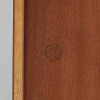 デンマークを代表するデザイナー、Borge Mogensen（ボーエ・モーエンセン）によるFDB社製のチーク材ブックシェルフです。無駄を削ぎ落とした直線的なフォルムと、シンプルで機能的なデザインがモーエンセンらしい魅力を感じさせます。棚板は高さ調整が可能で、収納するものに合わせて柔軟にレイアウトを変えることができます。チークの豊かな木目と深みのある色合いが上品な印象を与え、経年により増した艶や質感も味わい深い一点です。台輪部分までチーク材が使用された希少なタイプで、素材の統一感と高級感が際立ちます。リビングでの書籍収納はもちろん、オブジェや陶器を飾るディスプレイシェルフとしても活躍する北欧ビンテージ家具です。