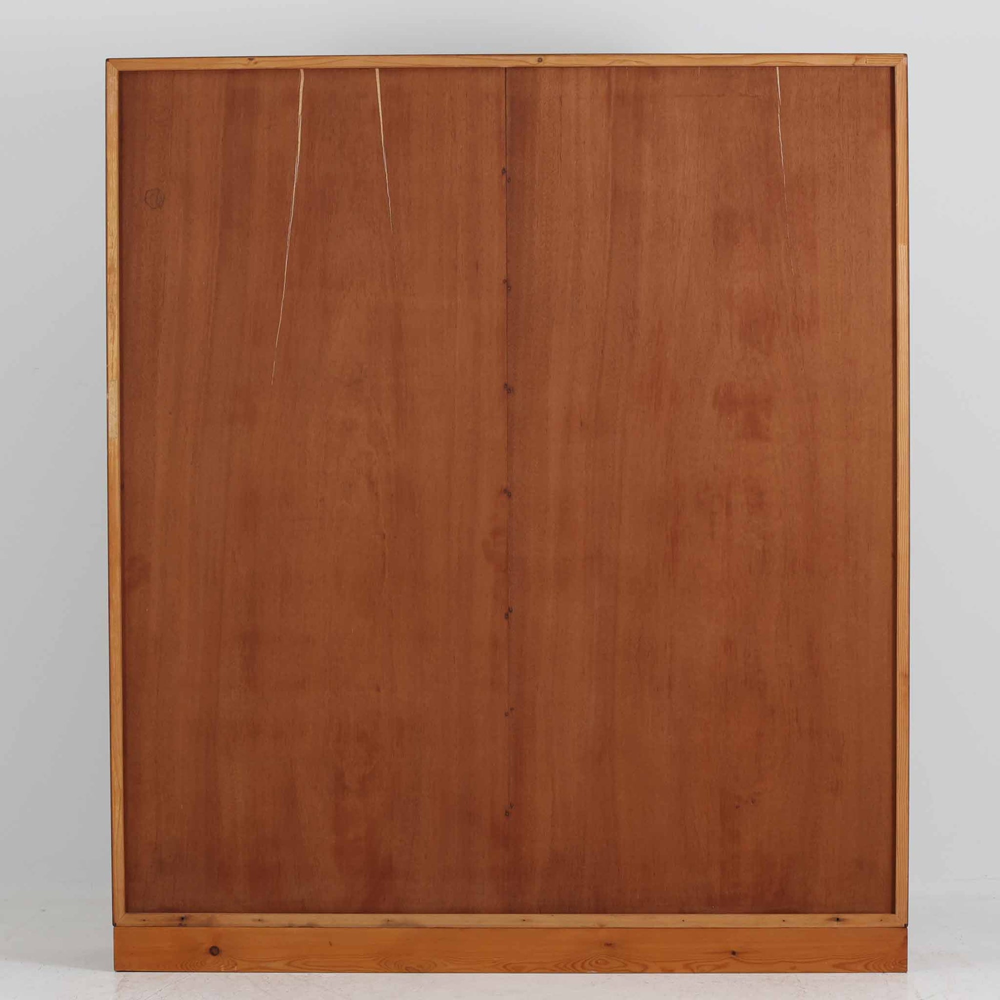 デンマークを代表するデザイナー、Borge Mogensen（ボーエ・モーエンセン）によるFDB社製のチーク材ブックシェルフです。無駄を削ぎ落とした直線的なフォルムと、シンプルで機能的なデザインがモーエンセンらしい魅力を感じさせます。棚板は高さ調整が可能で、収納するものに合わせて柔軟にレイアウトを変えることができます。チークの豊かな木目と深みのある色合いが上品な印象を与え、経年により増した艶や質感も味わい深い一点です。台輪部分までチーク材が使用された希少なタイプで、素材の統一感と高級感が際立ちます。リビングでの書籍収納はもちろん、オブジェや陶器を飾るディスプレイシェルフとしても活躍する北欧ビンテージ家具です。