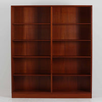 デンマークを代表するデザイナー、Borge Mogensen（ボーエ・モーエンセン）によるFDB社製のチーク材ブックシェルフです。無駄を削ぎ落とした直線的なフォルムと、シンプルで機能的なデザインがモーエンセンらしい魅力を感じさせます。棚板は高さ調整が可能で、収納するものに合わせて柔軟にレイアウトを変えることができます。チークの豊かな木目と深みのある色合いが上品な印象を与え、経年により増した艶や質感も味わい深い一点です。台輪部分までチーク材が使用された希少なタイプで、素材の統一感と高級感が際立ちます。リビングでの書籍収納はもちろん、オブジェや陶器を飾るディスプレイシェルフとしても活躍する北欧ビンテージ家具です。