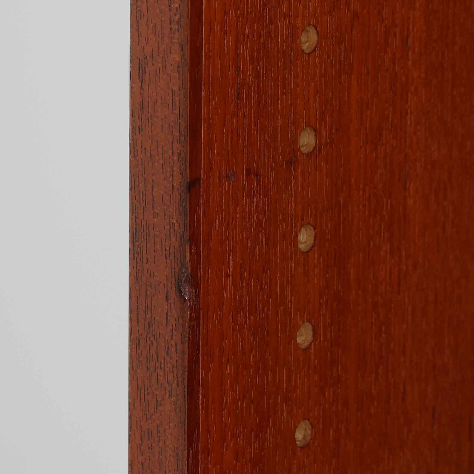 デンマークを代表するデザイナー、Borge Mogensen（ボーエ・モーエンセン）によるFDB社製のチーク材ブックシェルフです。無駄を削ぎ落とした直線的なフォルムと、シンプルで機能的なデザインがモーエンセンらしい魅力を感じさせます。棚板は高さ調整が可能で、収納するものに合わせて柔軟にレイアウトを変えることができます。チークの豊かな木目と深みのある色合いが上品な印象を与え、経年により増した艶や質感も味わい深い一点です。台輪部分までチーク材が使用された希少なタイプで、素材の統一感と高級感が際立ちます。リビングでの書籍収納はもちろん、オブジェや陶器を飾るディスプレイシェルフとしても活躍する北欧ビンテージ家具です。