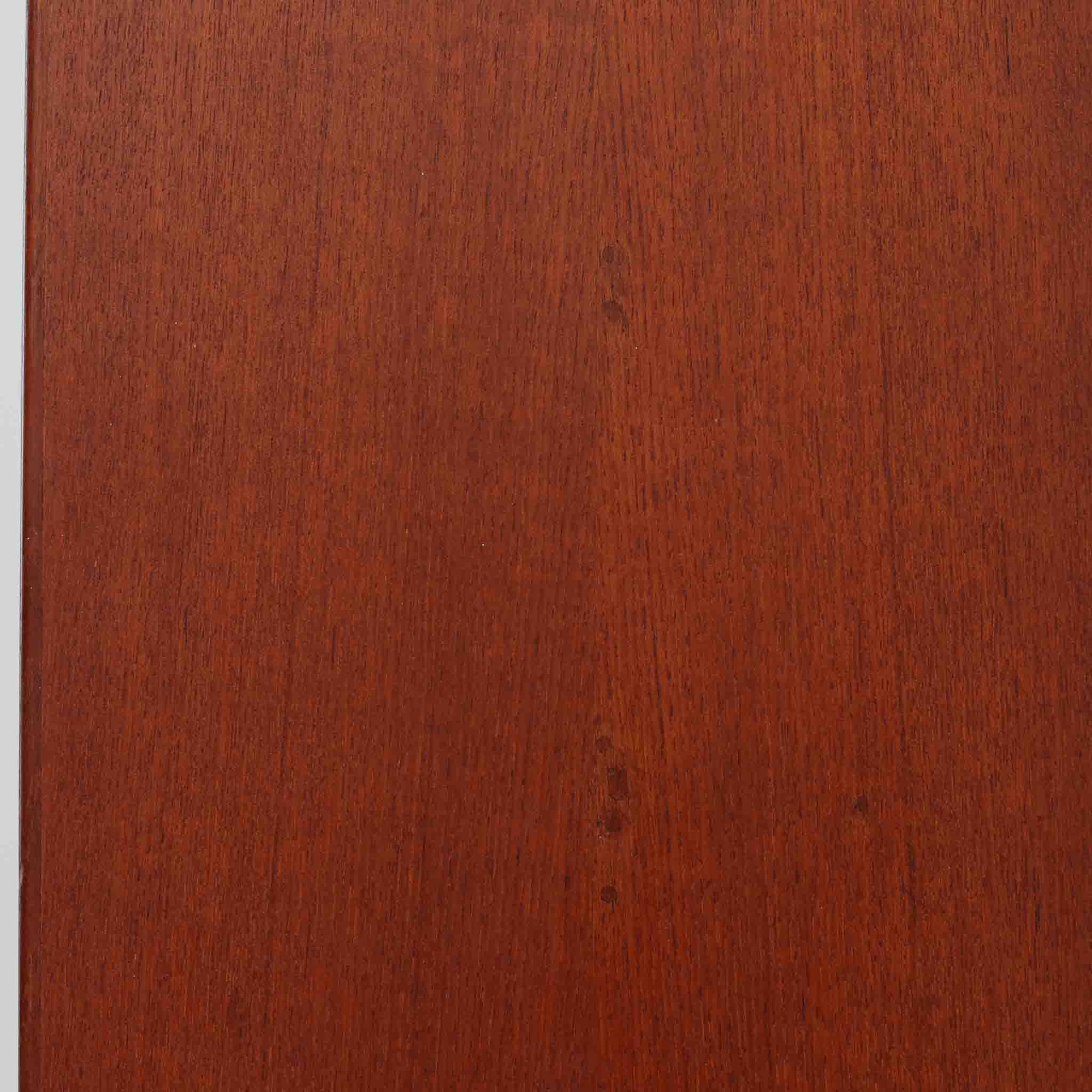 デンマークを代表するデザイナー、Borge Mogensen（ボーエ・モーエンセン）によるFDB社製のチーク材ブックシェルフです。無駄を削ぎ落とした直線的なフォルムと、シンプルで機能的なデザインがモーエンセンらしい魅力を感じさせます。棚板は高さ調整が可能で、収納するものに合わせて柔軟にレイアウトを変えることができます。チークの豊かな木目と深みのある色合いが上品な印象を与え、経年により増した艶や質感も味わい深い一点です。台輪部分までチーク材が使用された希少なタイプで、素材の統一感と高級感が際立ちます。リビングでの書籍収納はもちろん、オブジェや陶器を飾るディスプレイシェルフとしても活躍する北欧ビンテージ家具です。