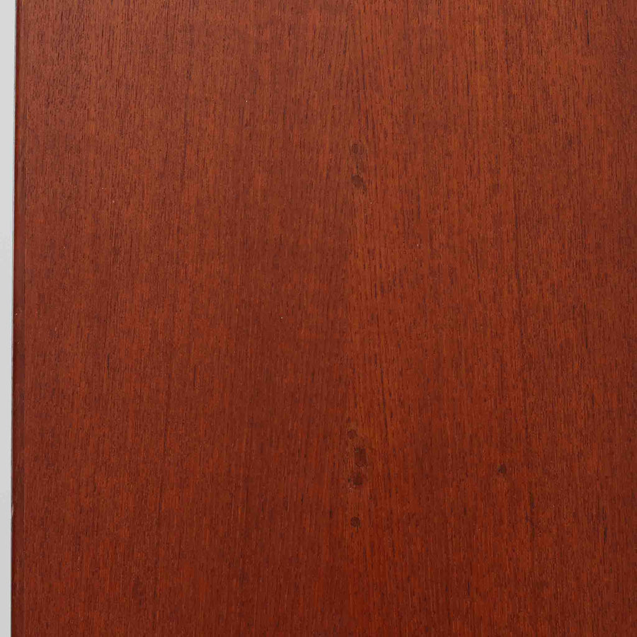 デンマークを代表するデザイナー、Borge Mogensen（ボーエ・モーエンセン）によるFDB社製のチーク材ブックシェルフです。無駄を削ぎ落とした直線的なフォルムと、シンプルで機能的なデザインがモーエンセンらしい魅力を感じさせます。棚板は高さ調整が可能で、収納するものに合わせて柔軟にレイアウトを変えることができます。チークの豊かな木目と深みのある色合いが上品な印象を与え、経年により増した艶や質感も味わい深い一点です。台輪部分までチーク材が使用された希少なタイプで、素材の統一感と高級感が際立ちます。リビングでの書籍収納はもちろん、オブジェや陶器を飾るディスプレイシェルフとしても活躍する北欧ビンテージ家具です。