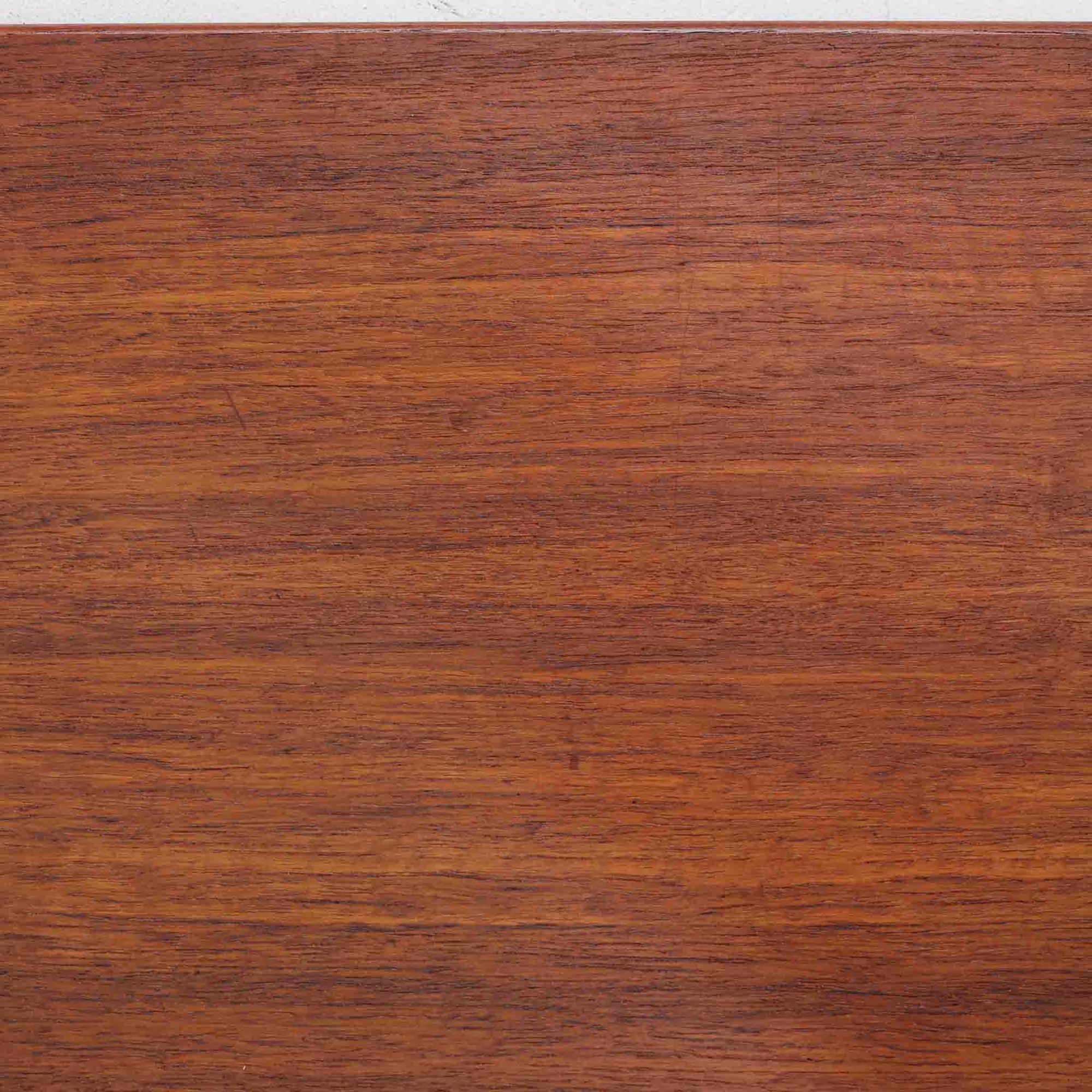 Borge Mogensen（ボーエ・モーエンセン）によるFDB社製のブックシェルフです。チーク材とオーク材を組み合わせた構造で、温かみのある色合いと堅牢な造りが魅力です。幅122cmのワイドなサイズで、書籍や雑誌の収納はもちろん、オブジェやコレクションのディスプレイにも適しています。シンプルで直線的なフォルムは北欧家具らしい機能美を感じさせ、経年によって増した深い色艶がビンテージならではの存在感を放ちます。書斎やリビングにおいて実用性と美観を兼ね備えた一台です。