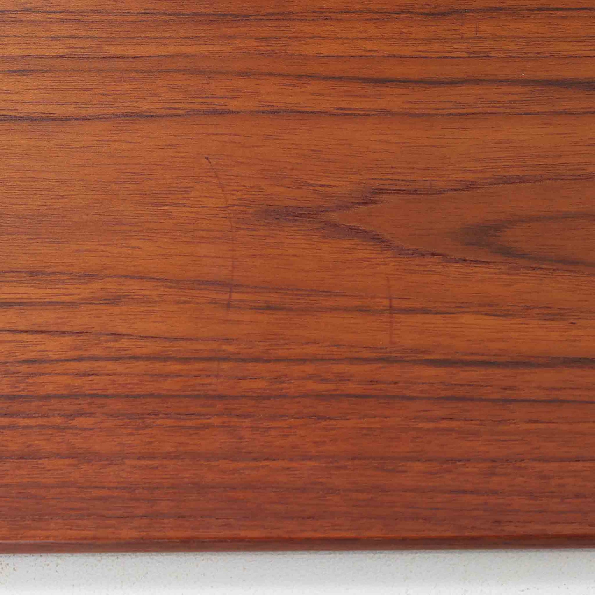 Borge Mogensen（ボーエ・モーエンセン）によるFDB社製のブックシェルフです。チーク材とオーク材を組み合わせた構造で、温かみのある色合いと堅牢な造りが魅力です。幅122cmのワイドなサイズで、書籍や雑誌の収納はもちろん、オブジェやコレクションのディスプレイにも適しています。シンプルで直線的なフォルムは北欧家具らしい機能美を感じさせ、経年によって増した深い色艶がビンテージならではの存在感を放ちます。書斎やリビングにおいて実用性と美観を兼ね備えた一台です。