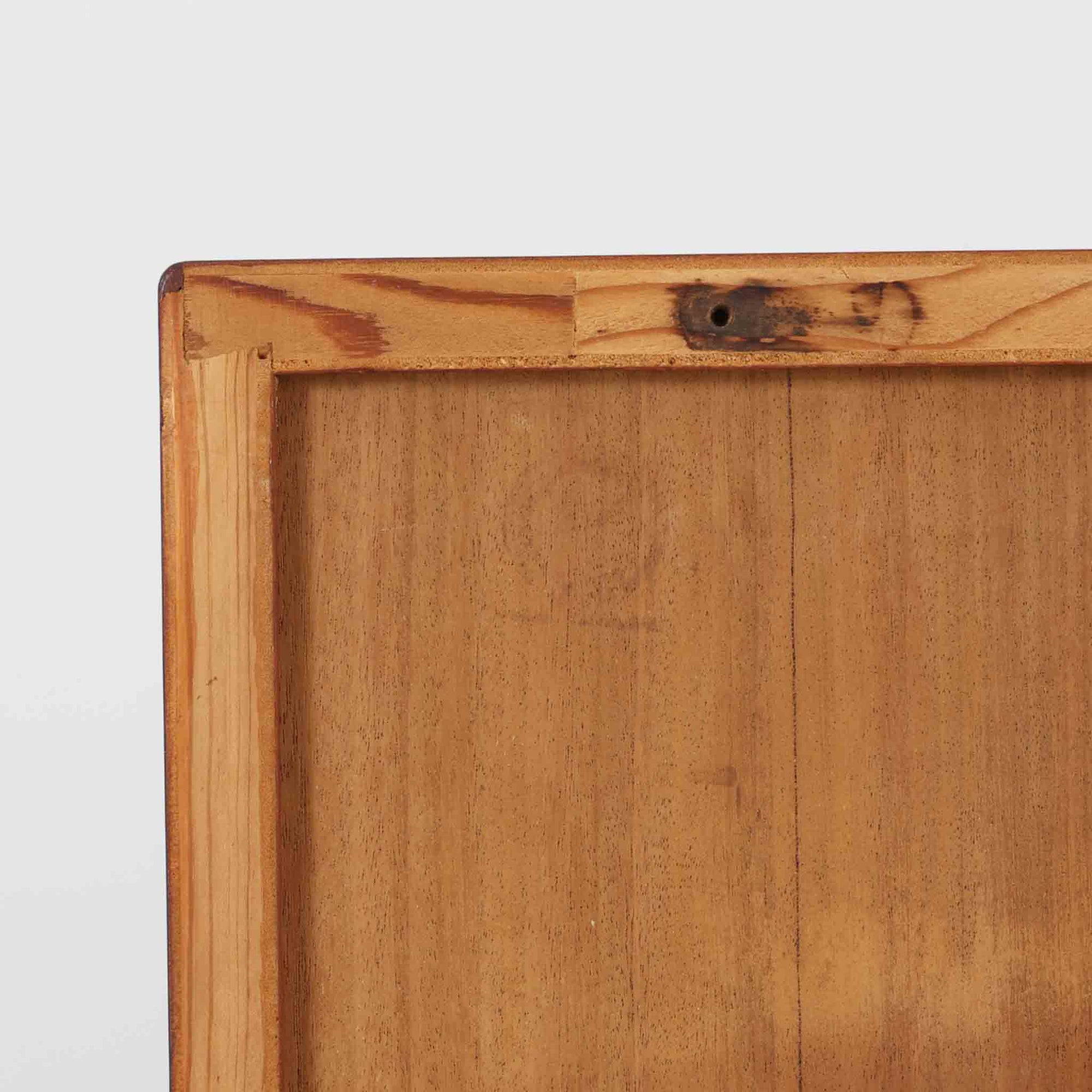 Borge Mogensen（ボーエ・モーエンセン）によるFDB社製のブックシェルフです。チーク材とオーク材を組み合わせた構造で、温かみのある色合いと堅牢な造りが魅力です。幅122cmのワイドなサイズで、書籍や雑誌の収納はもちろん、オブジェやコレクションのディスプレイにも適しています。シンプルで直線的なフォルムは北欧家具らしい機能美を感じさせ、経年によって増した深い色艶がビンテージならではの存在感を放ちます。書斎やリビングにおいて実用性と美観を兼ね備えた一台です。